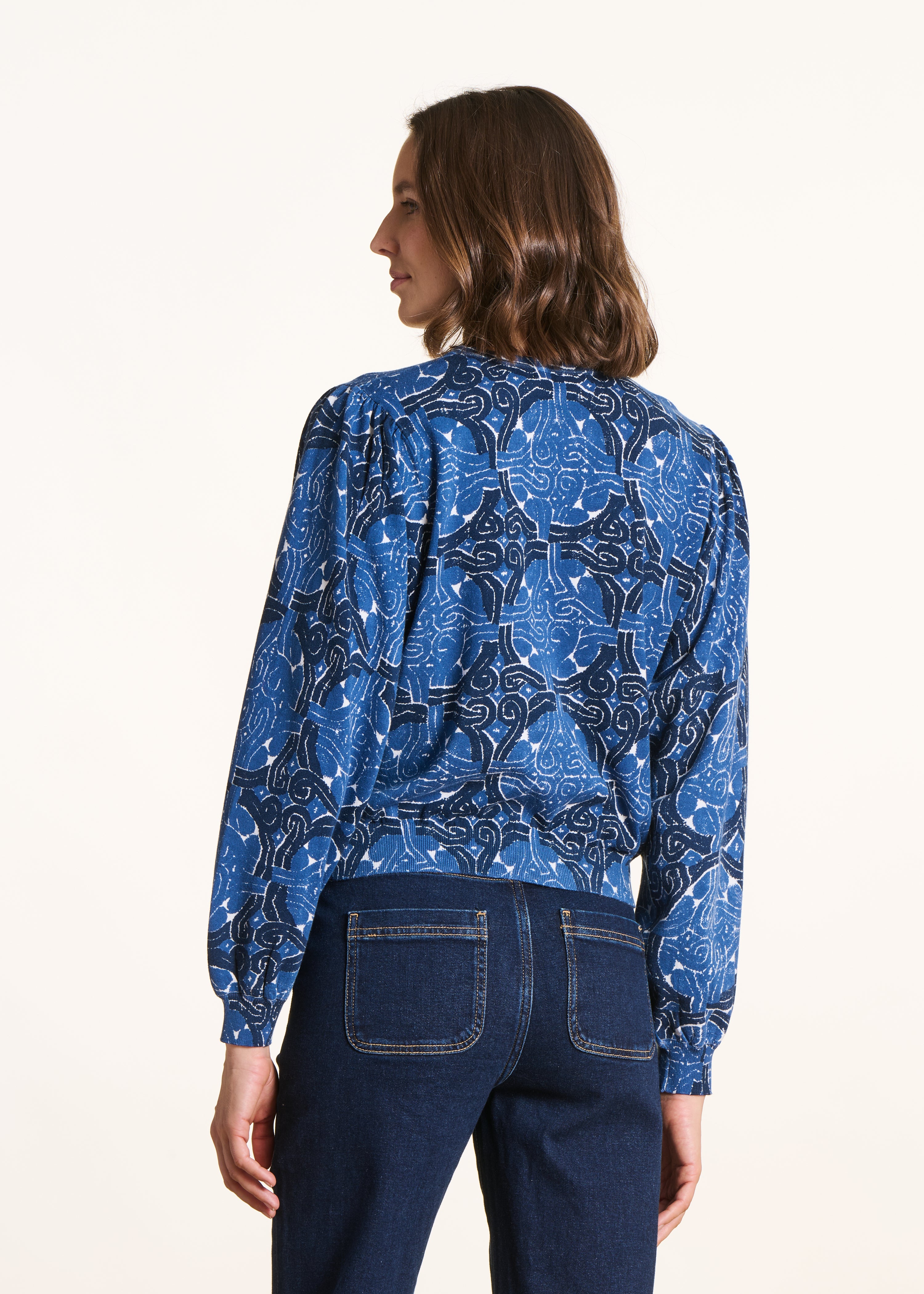 Short blue sweater with print in organic cotton