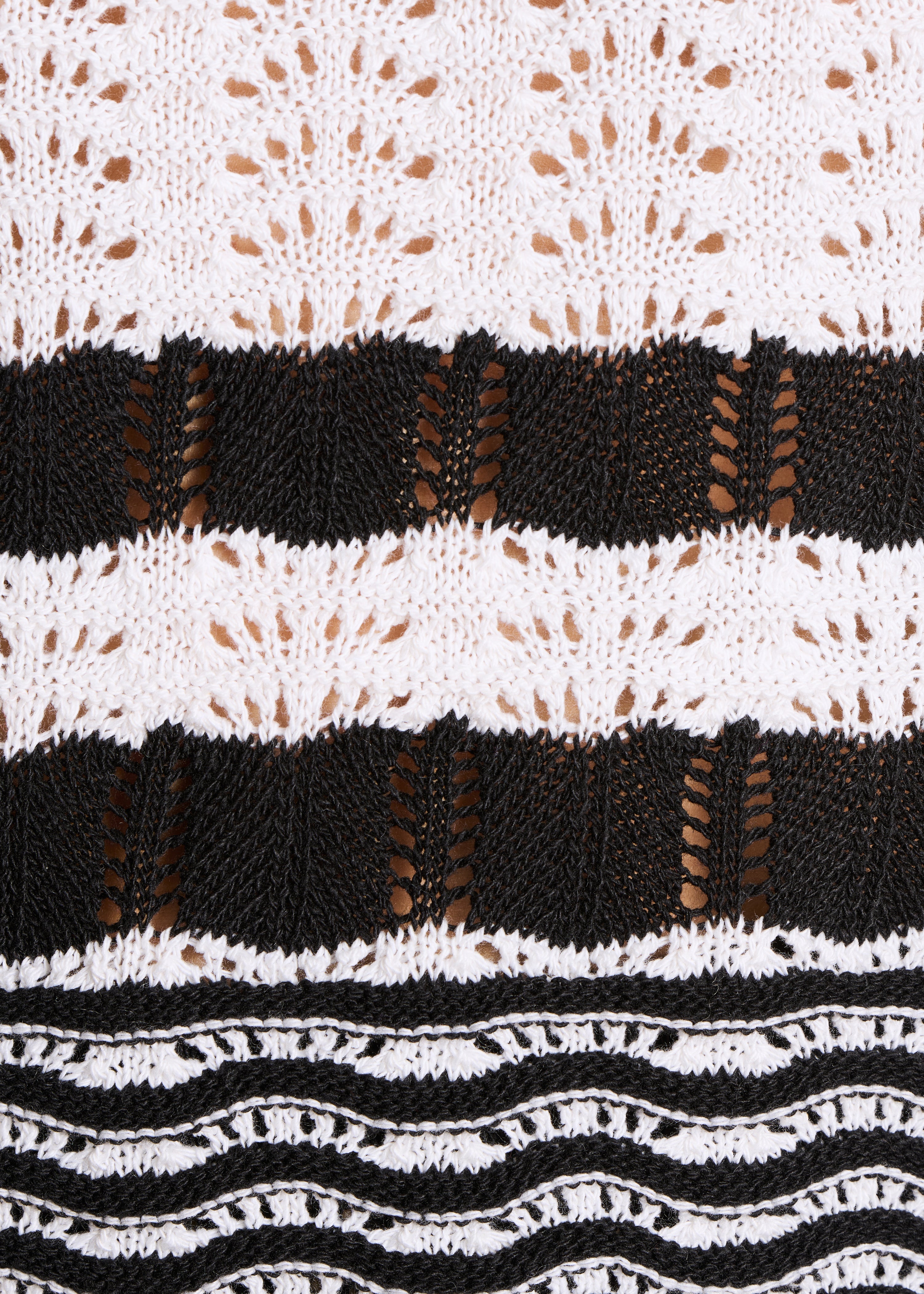 Schwarzer Pullover aus durchbrochenem, gestreiftem Strick