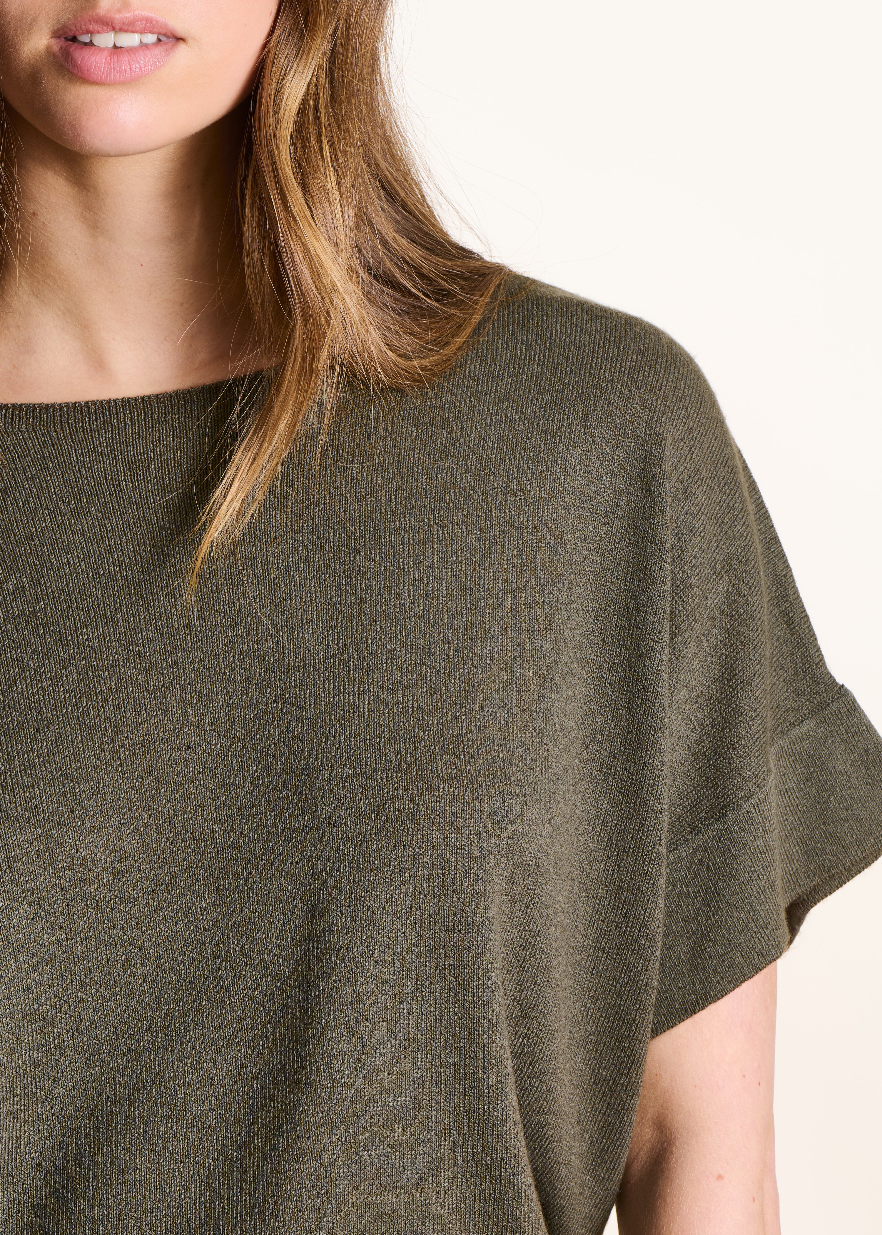 Fine knit khaki sweater with boat neckline