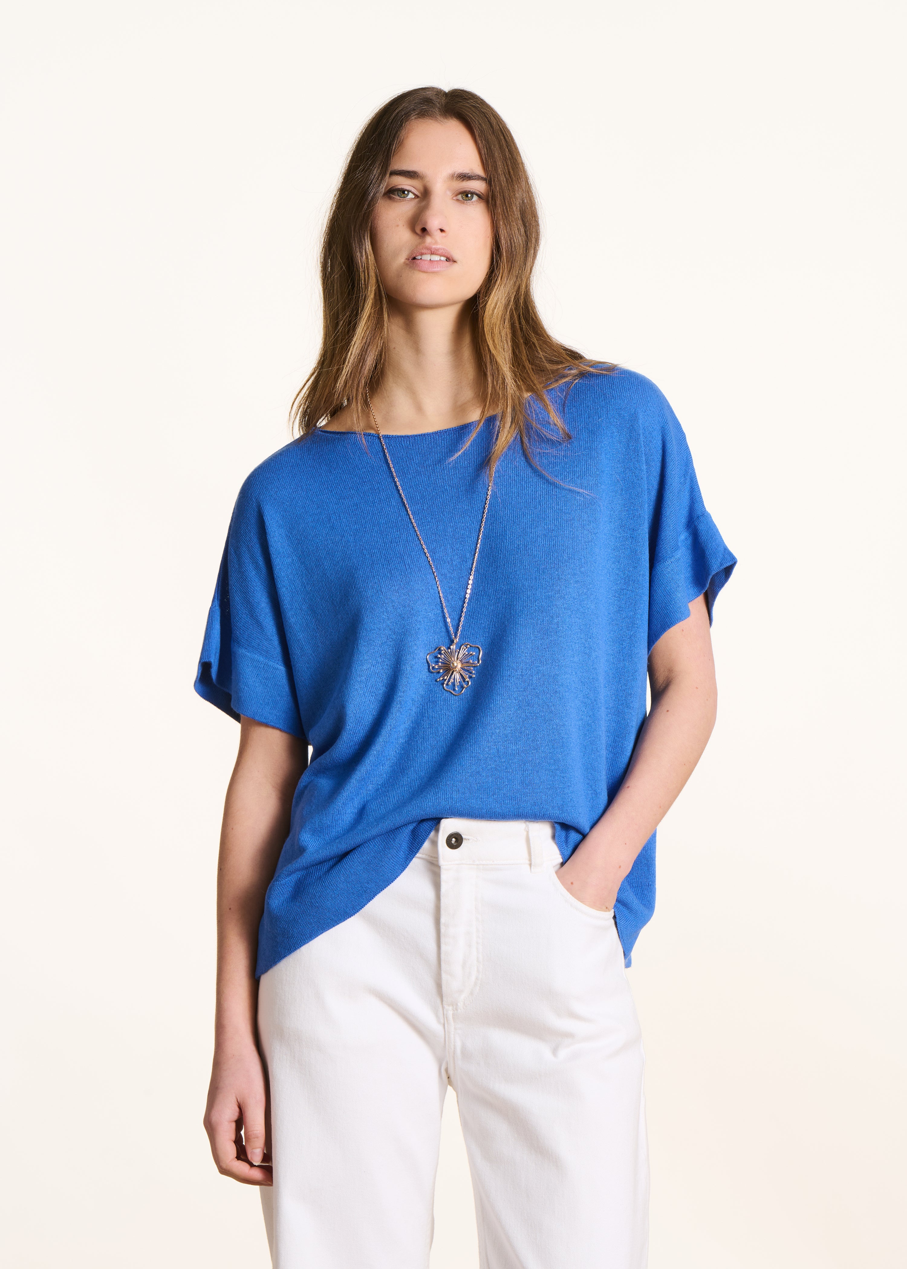 Pull en maille fine bleu encolure bateau