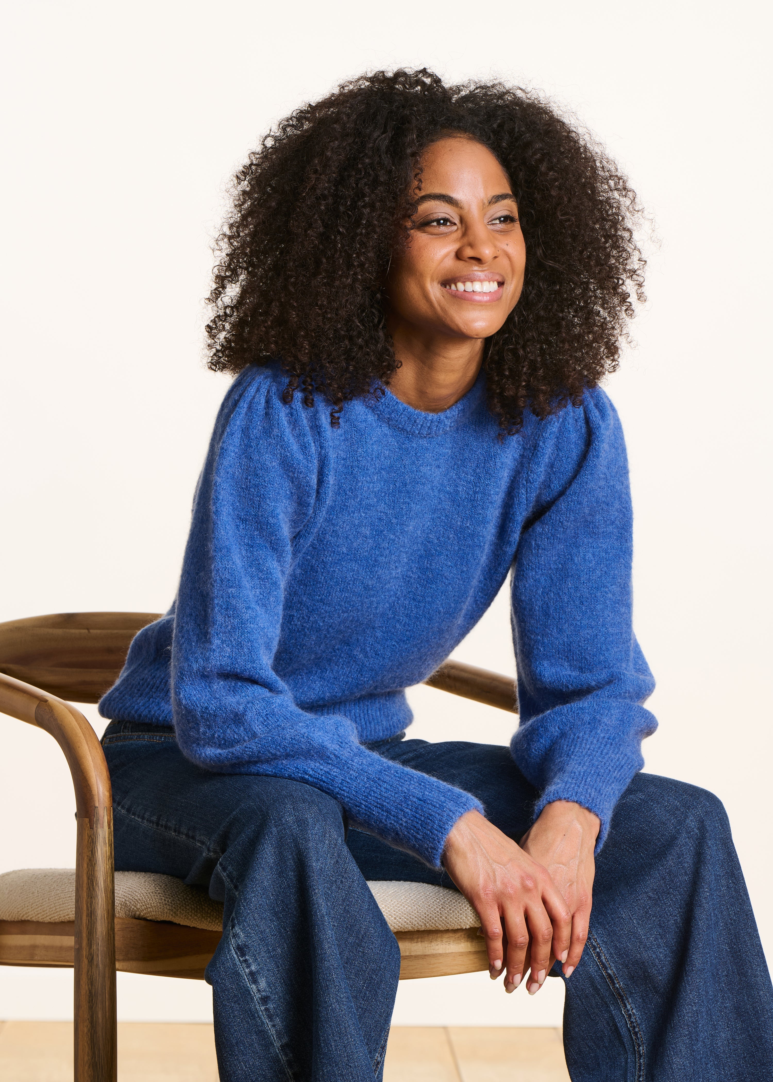 Blauer gerader Pullover mit Rundhalsausschnitt