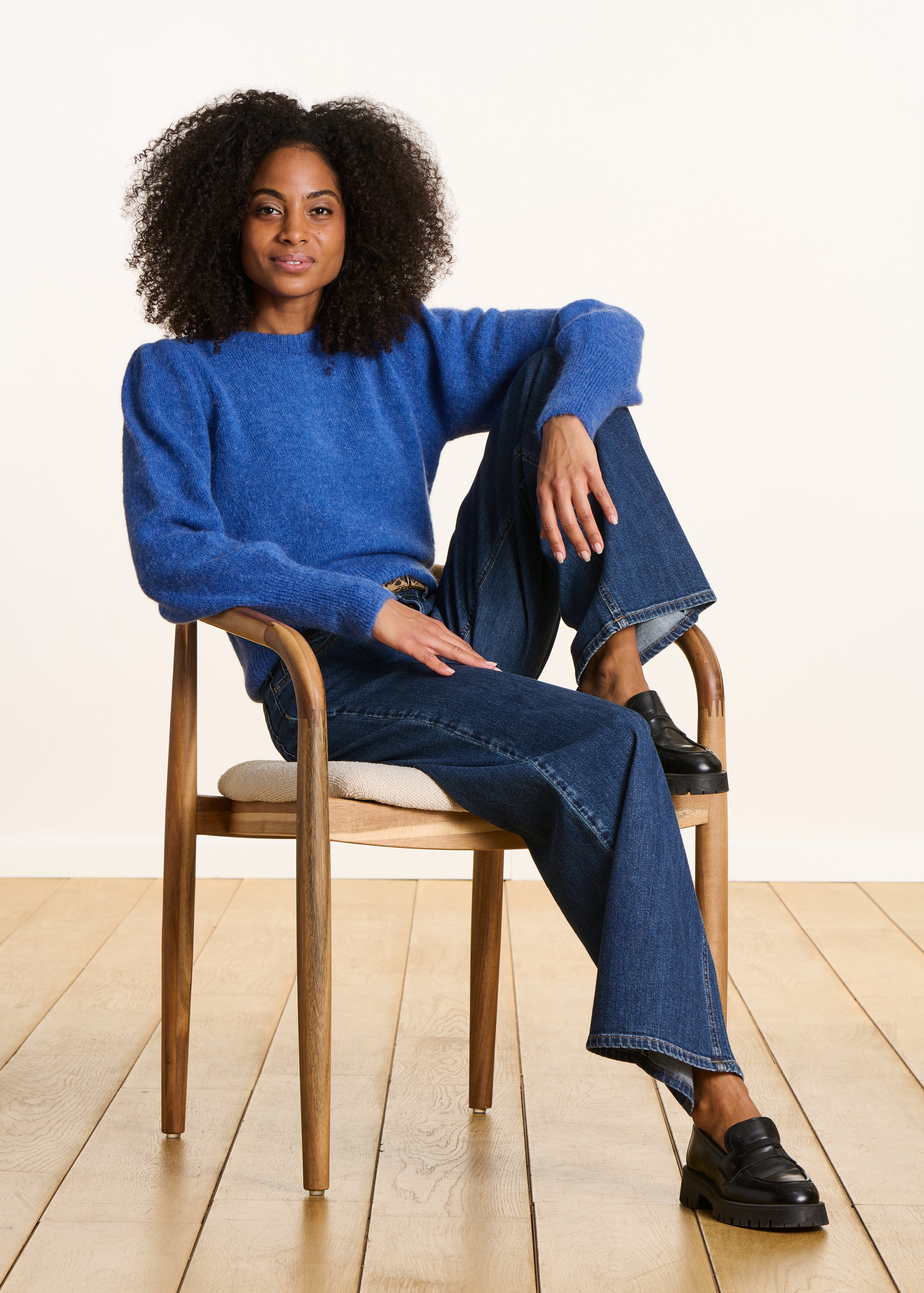 Blauer gerader Pullover mit Rundhalsausschnitt