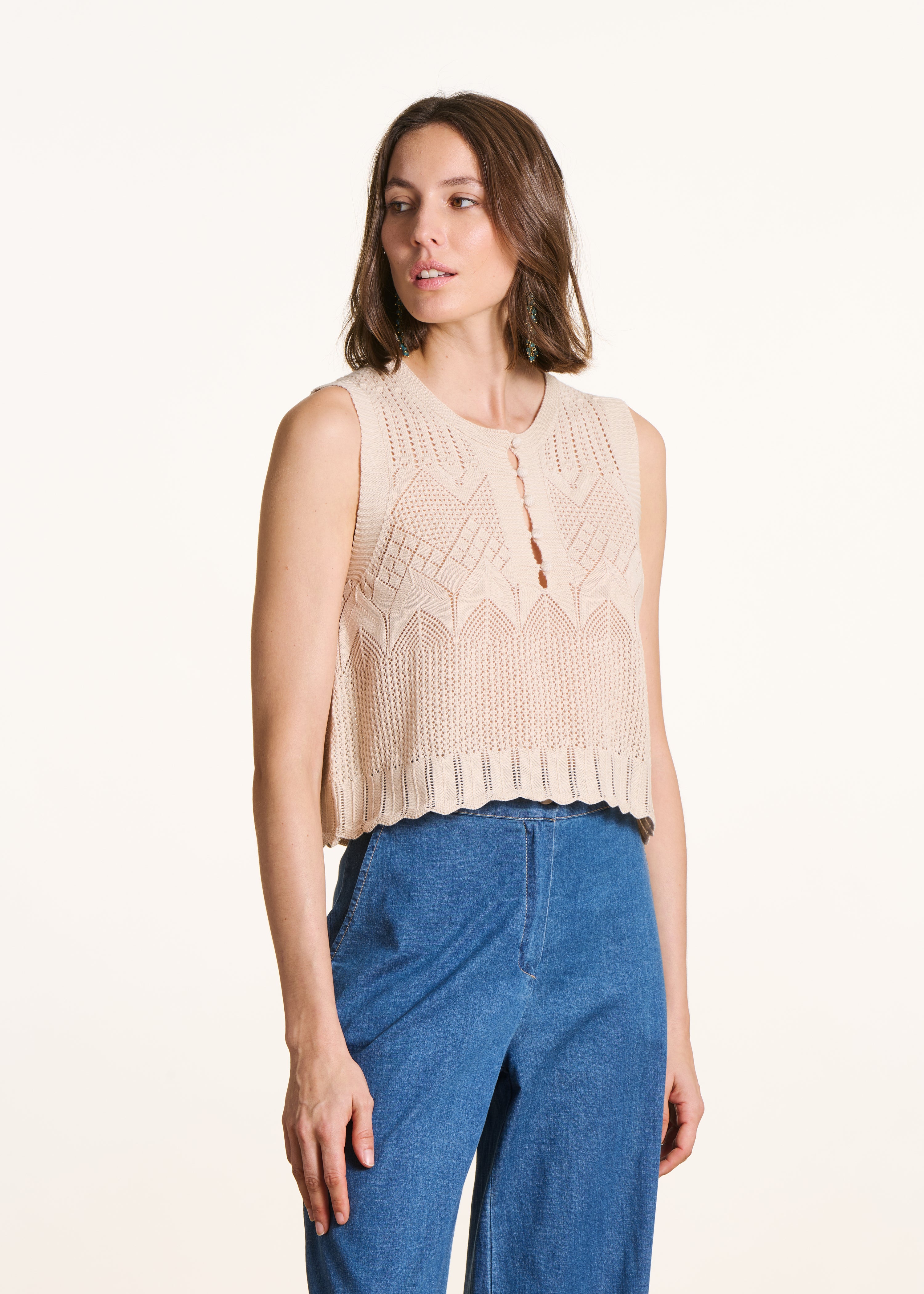 Maglia corta beige senza maniche in maglia traforata