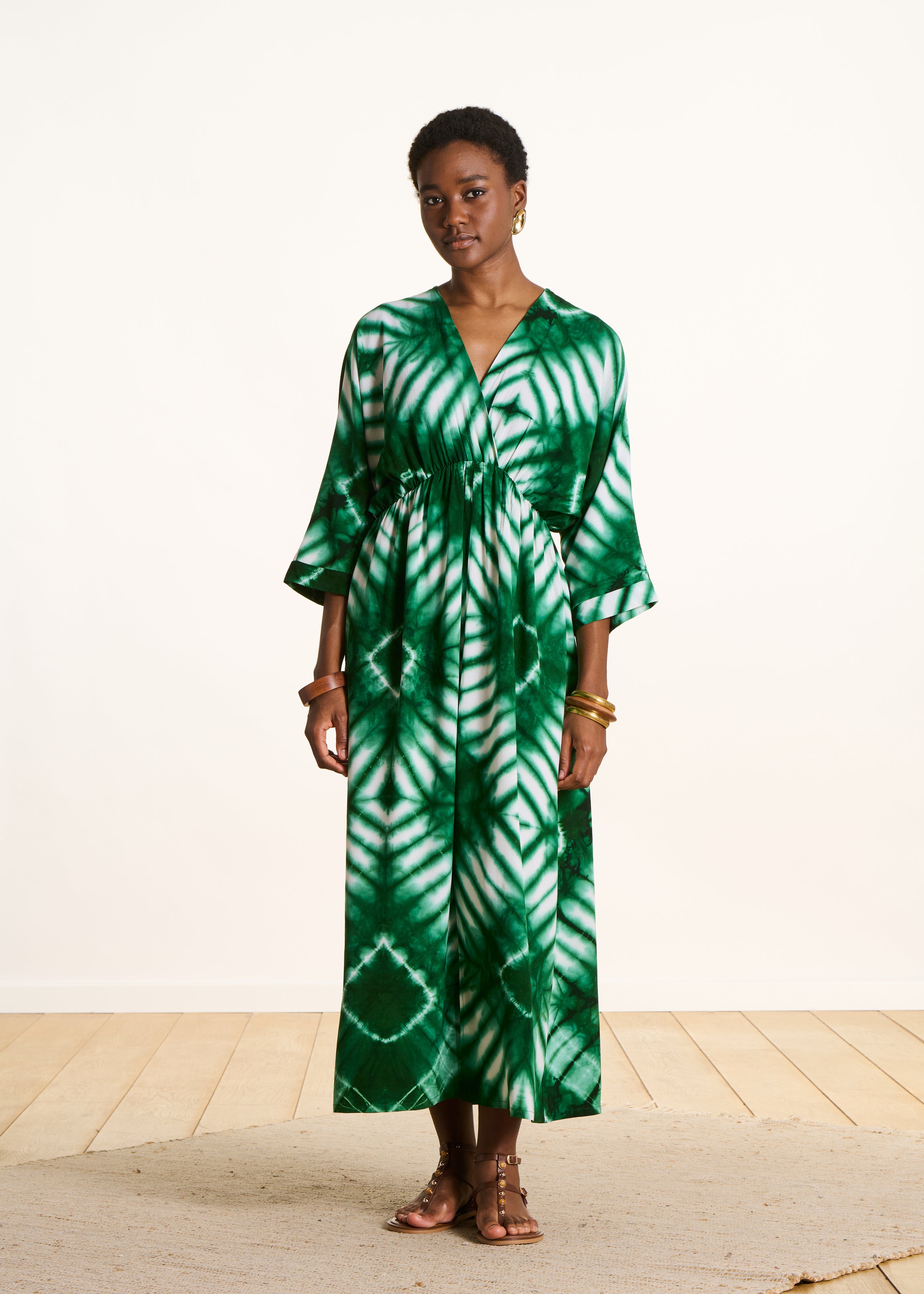Langes grünes Kleid mit 3/4-Ärmeln und Printmuster