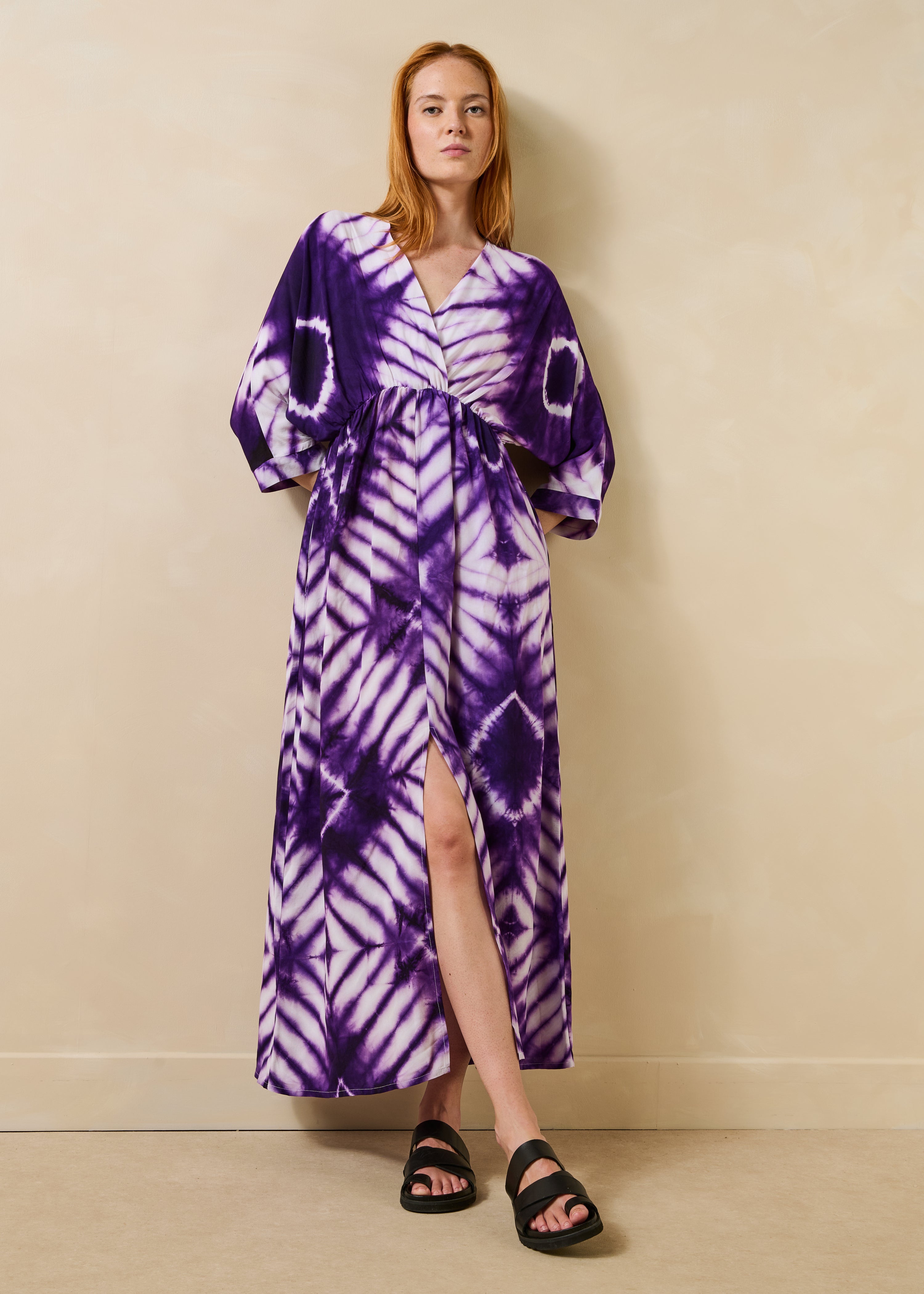 Langes violettes Kleid mit 3/4-Ärmeln und Print