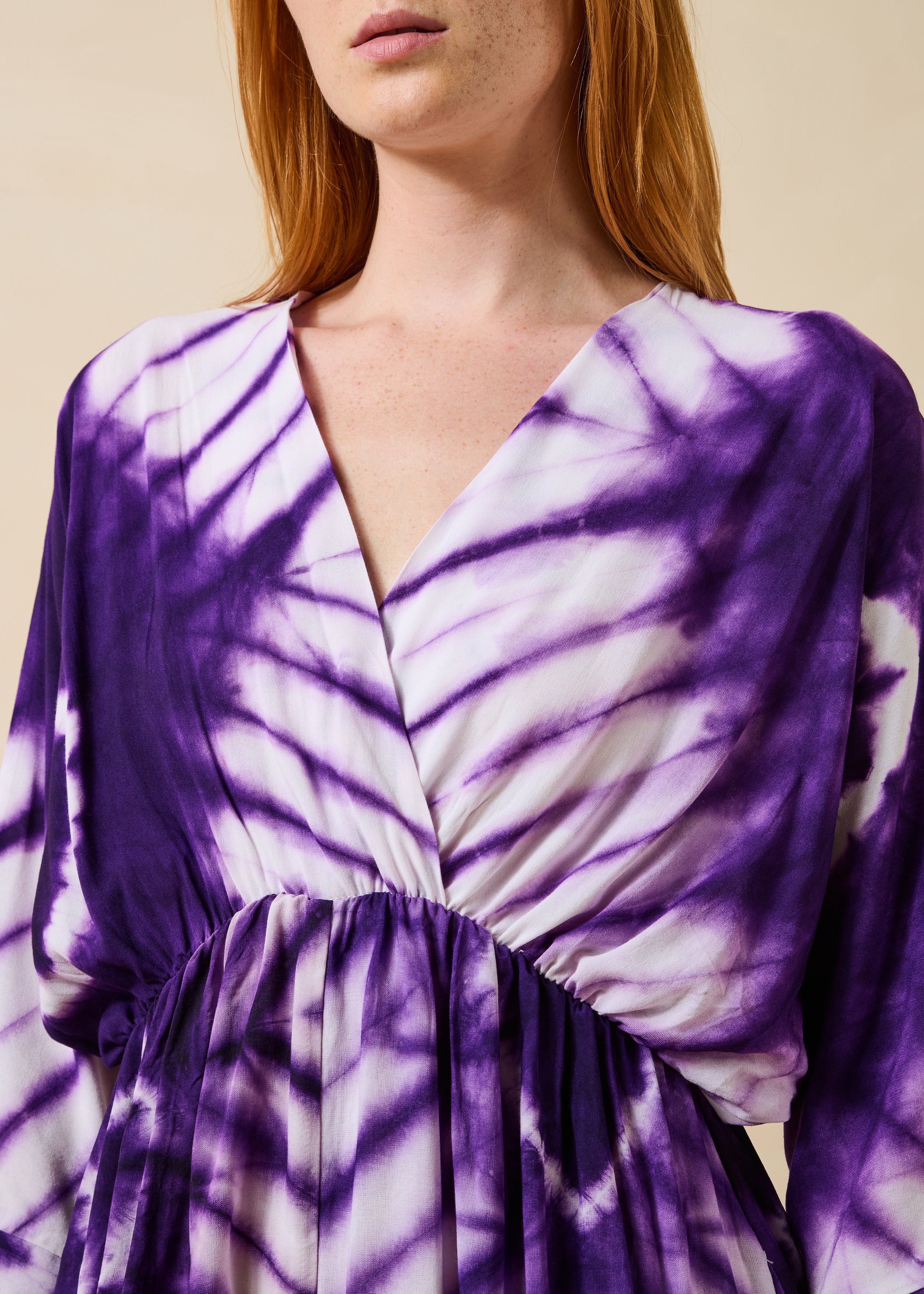 Langes violettes Kleid mit 3/4-Ärmeln und Print