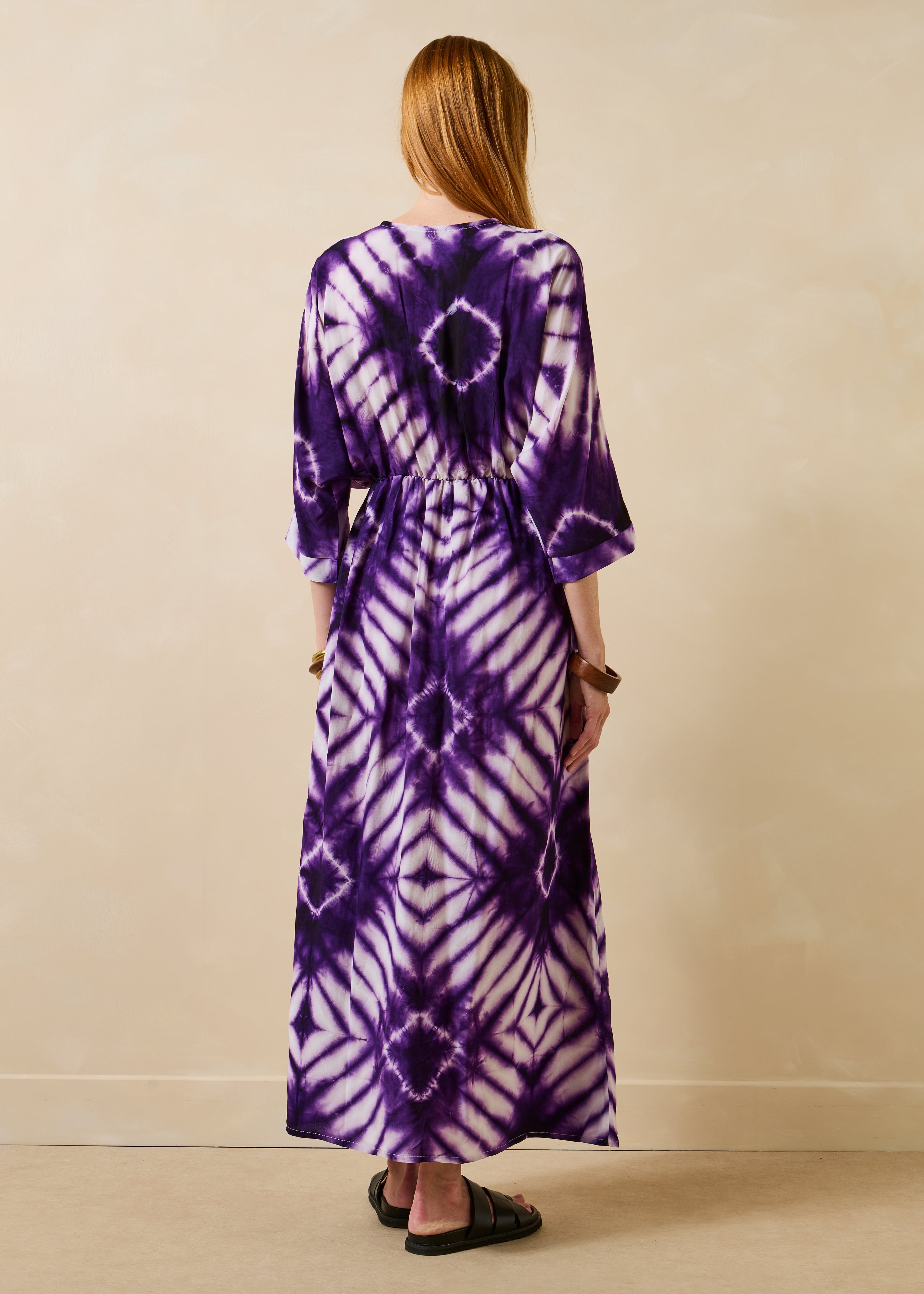 Langes violettes Kleid mit 3/4-Ärmeln und Print