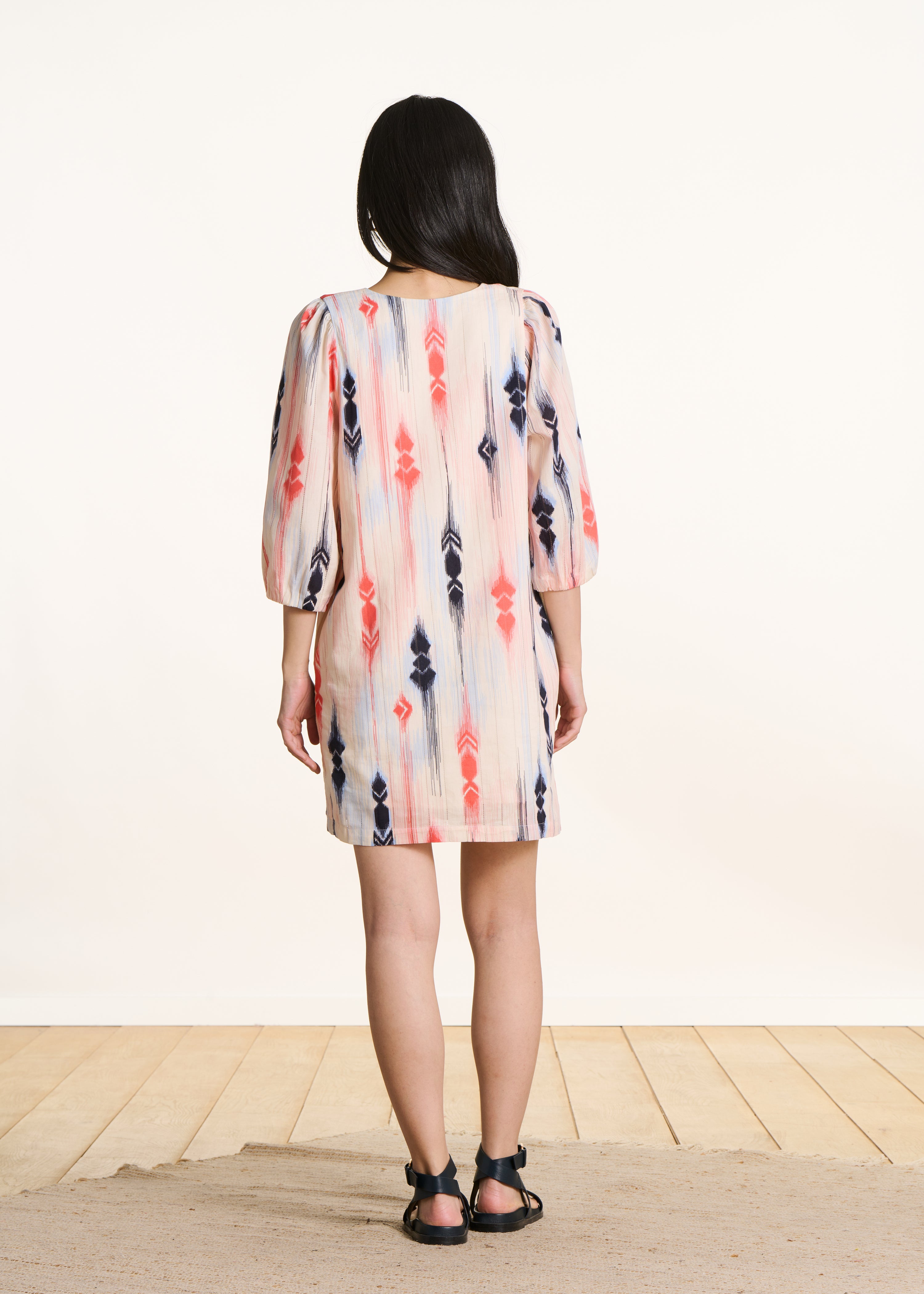 Kurzes Kleid aus Bio-Baumwoll-Voile mit rosa-blauem Print