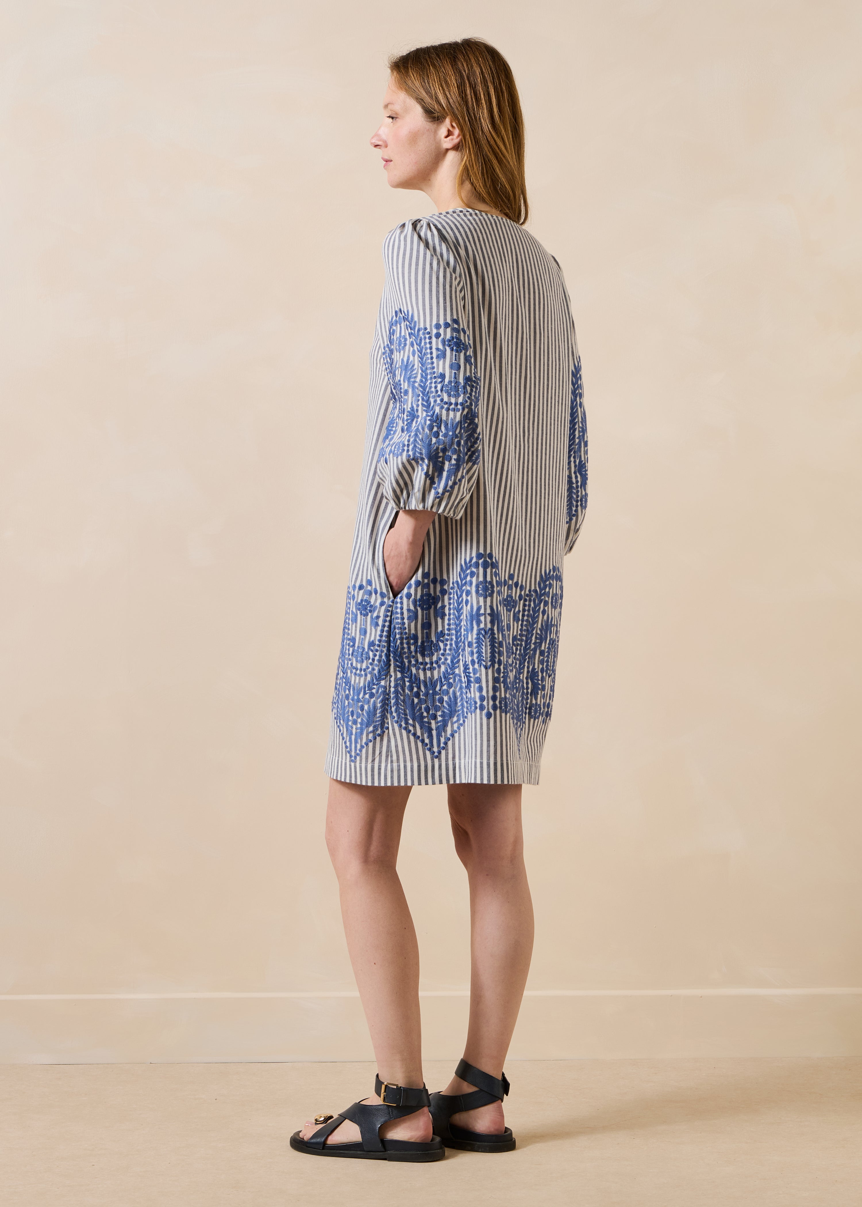 Robe courte à rayures et motif jacquard bleu marine