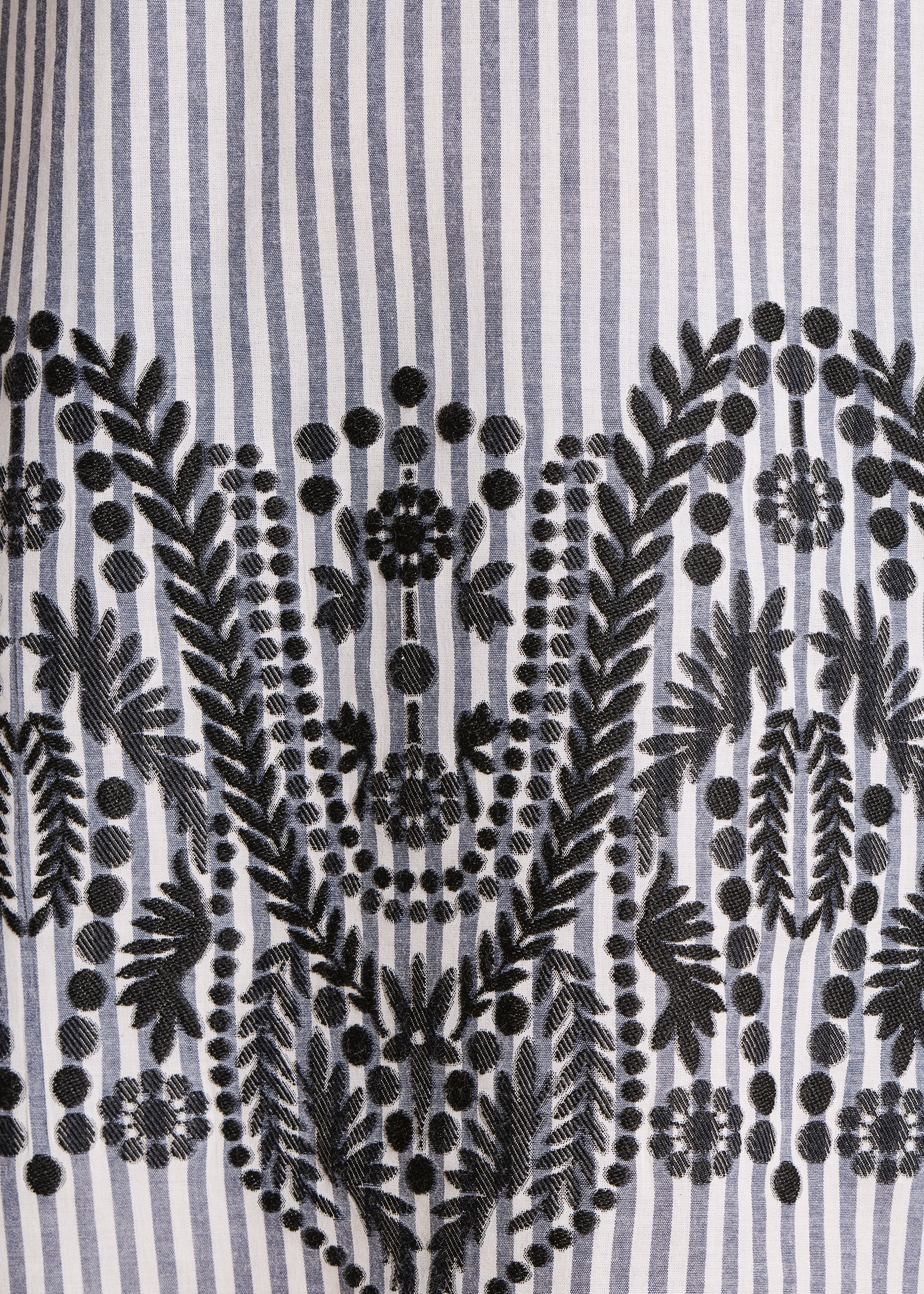 Kurzes Kleid mit Streifen und schwarzem Jacquardmuster