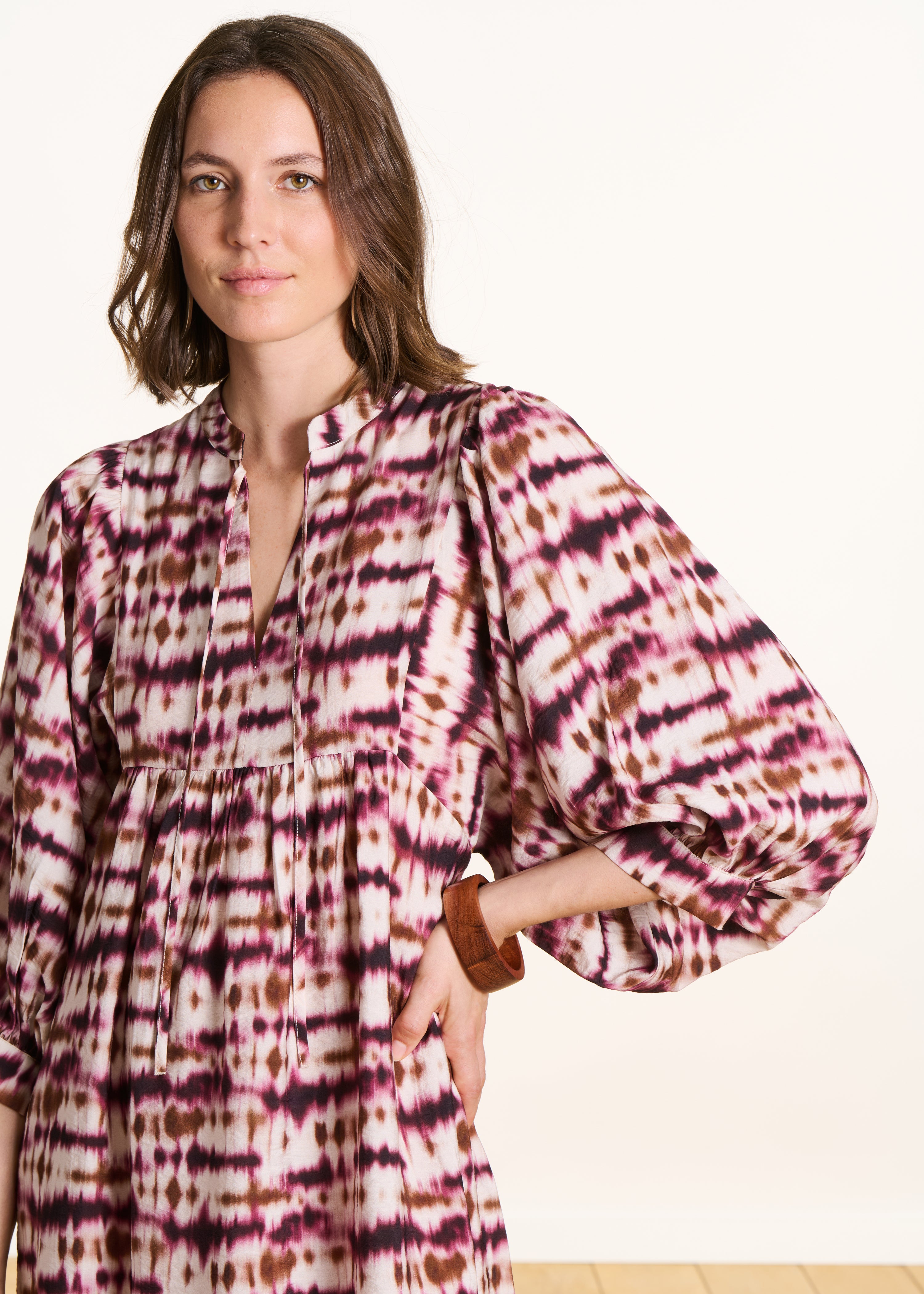 Losse lange jurk met bordeaux tie-dye print