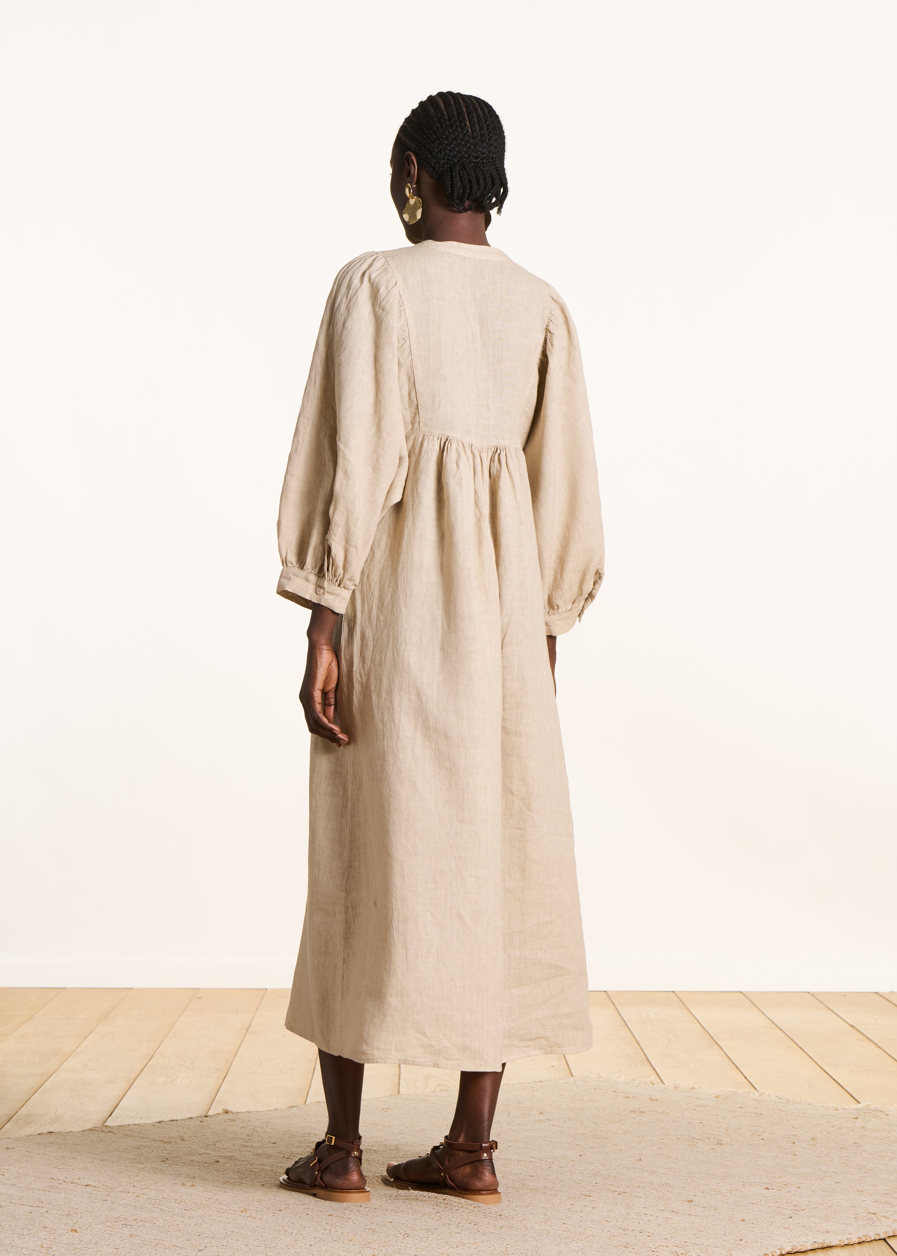 Robe longue beige en lin à manches longues