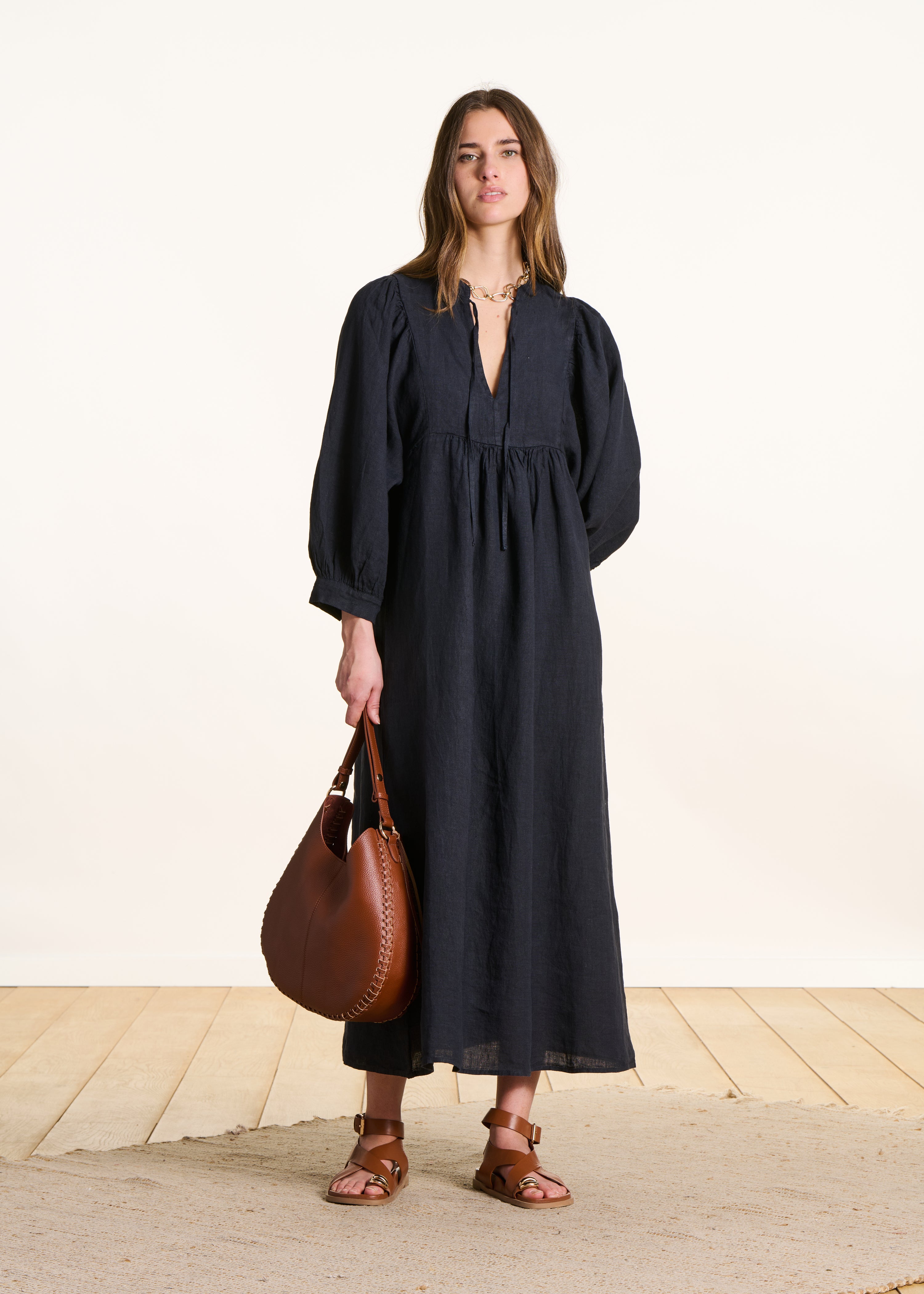 Robe longue bleu foncé en lin à manches longues