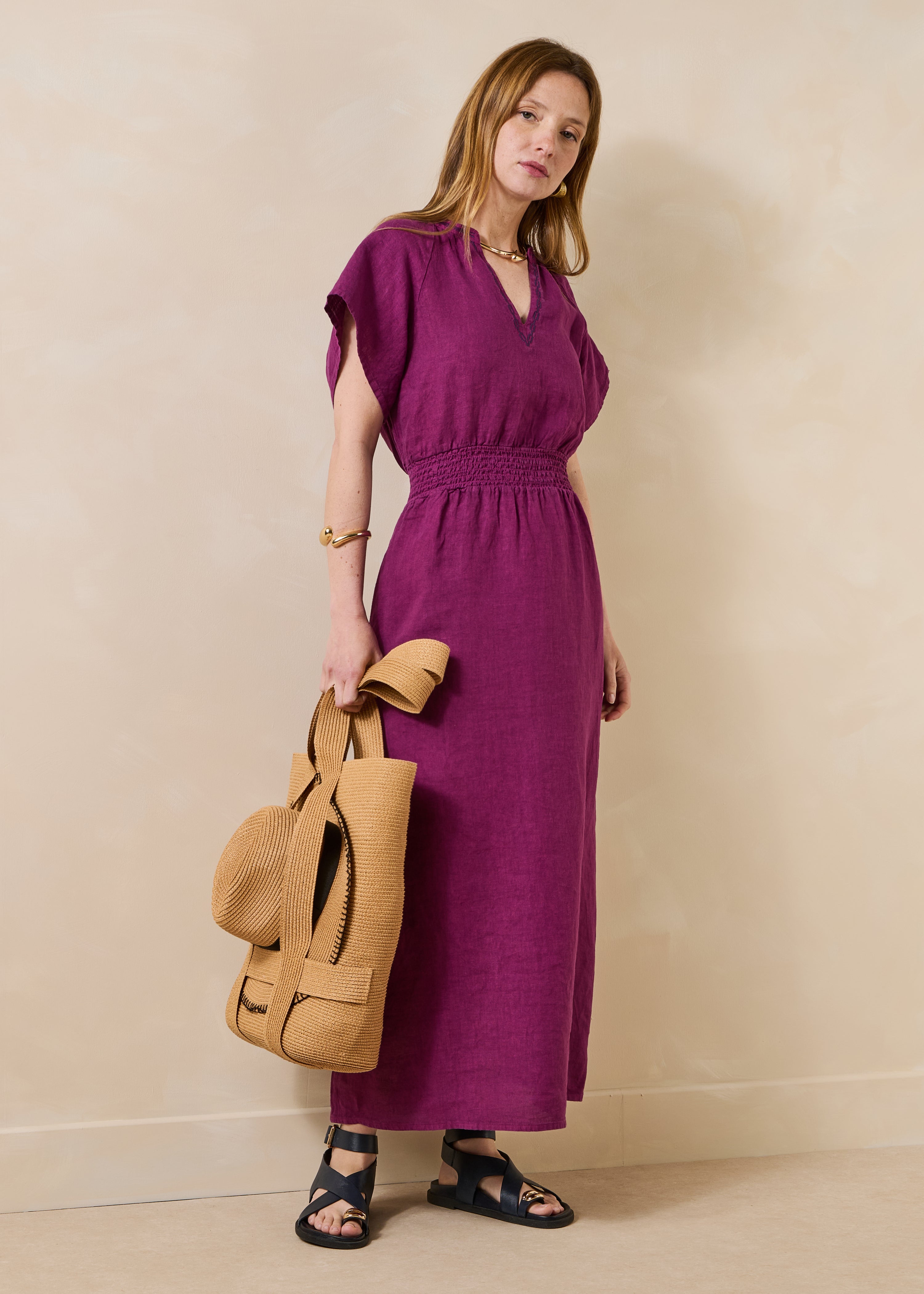 Langes, tailliertes Kleid aus violettem Leinen