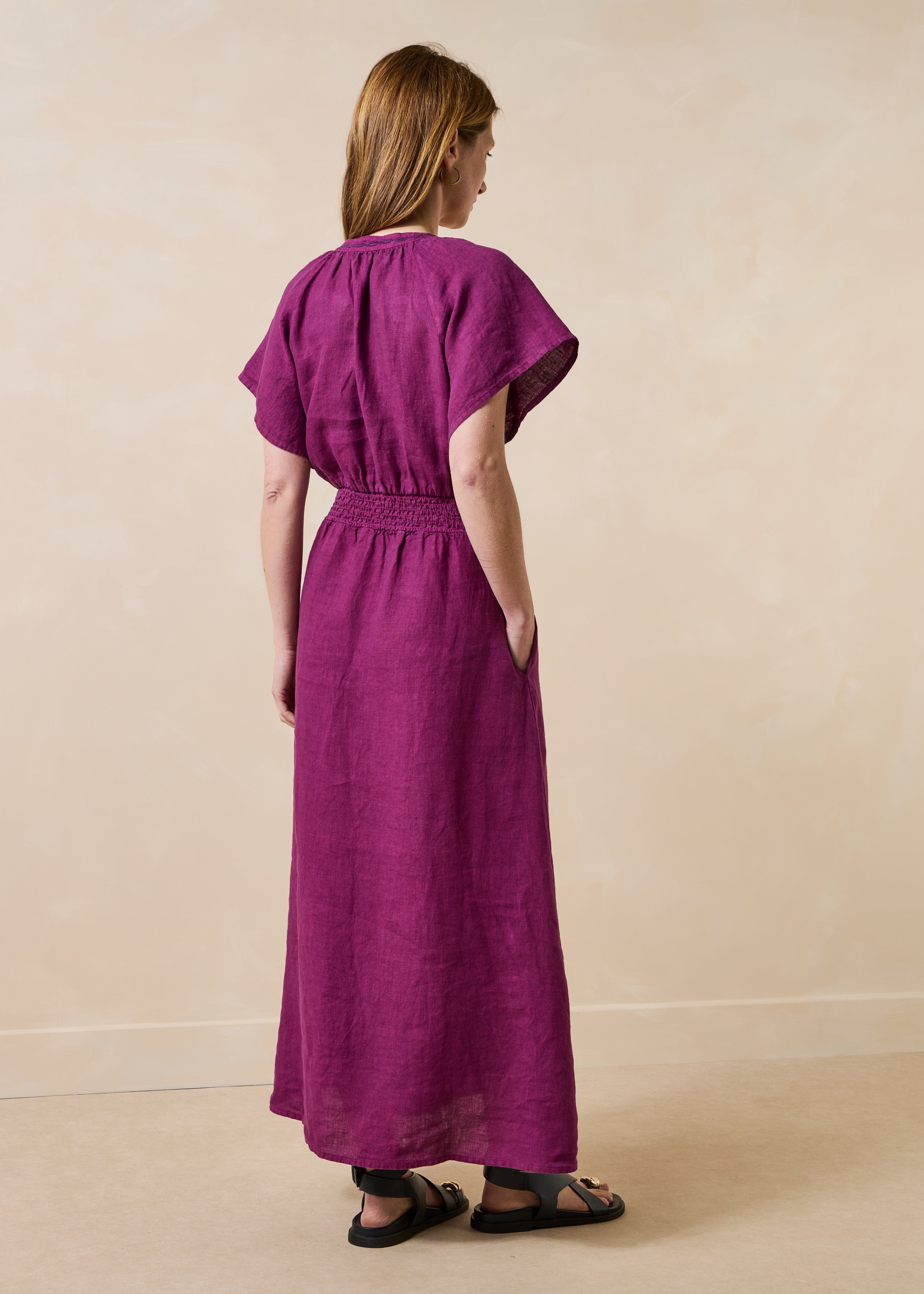Langes, tailliertes Kleid aus violettem Leinen