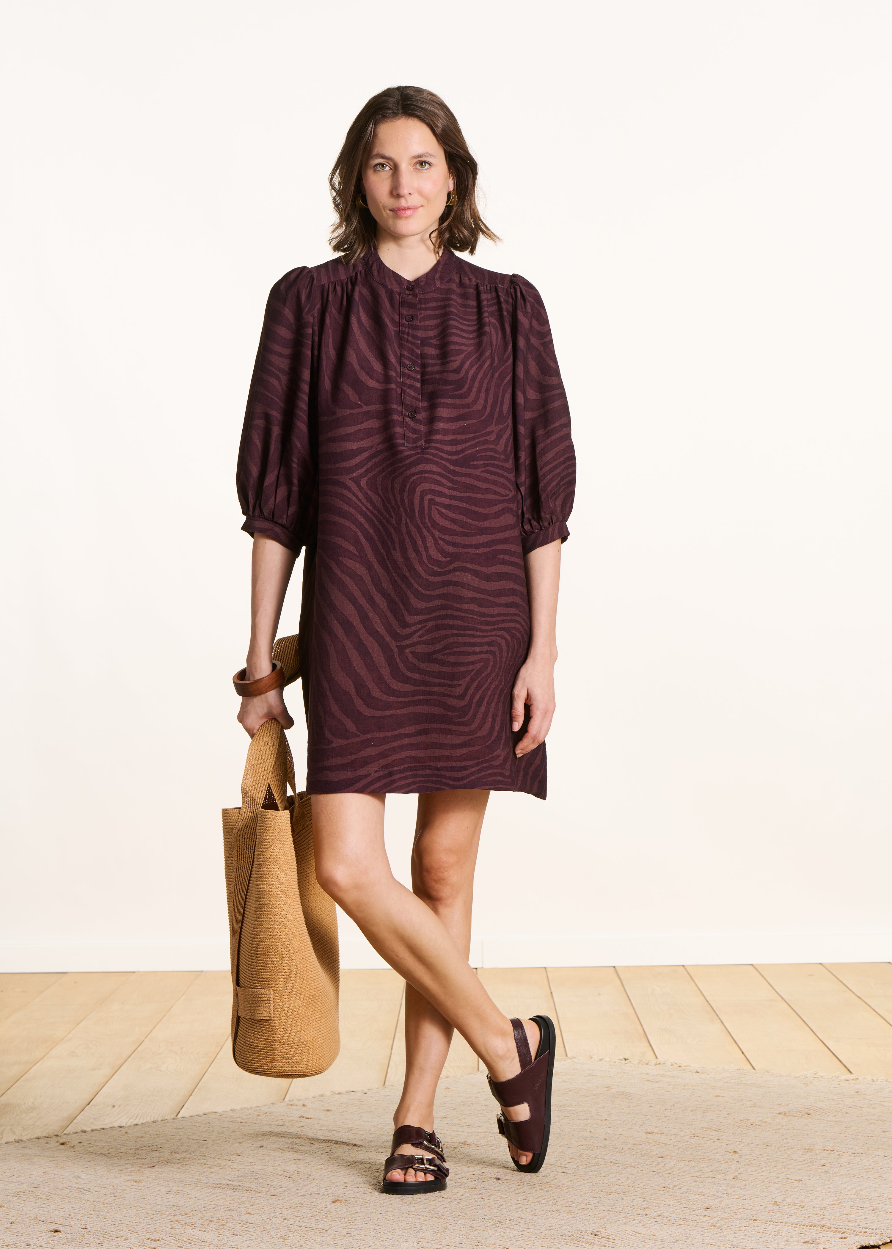 Robe courte marron à imprimé animalier