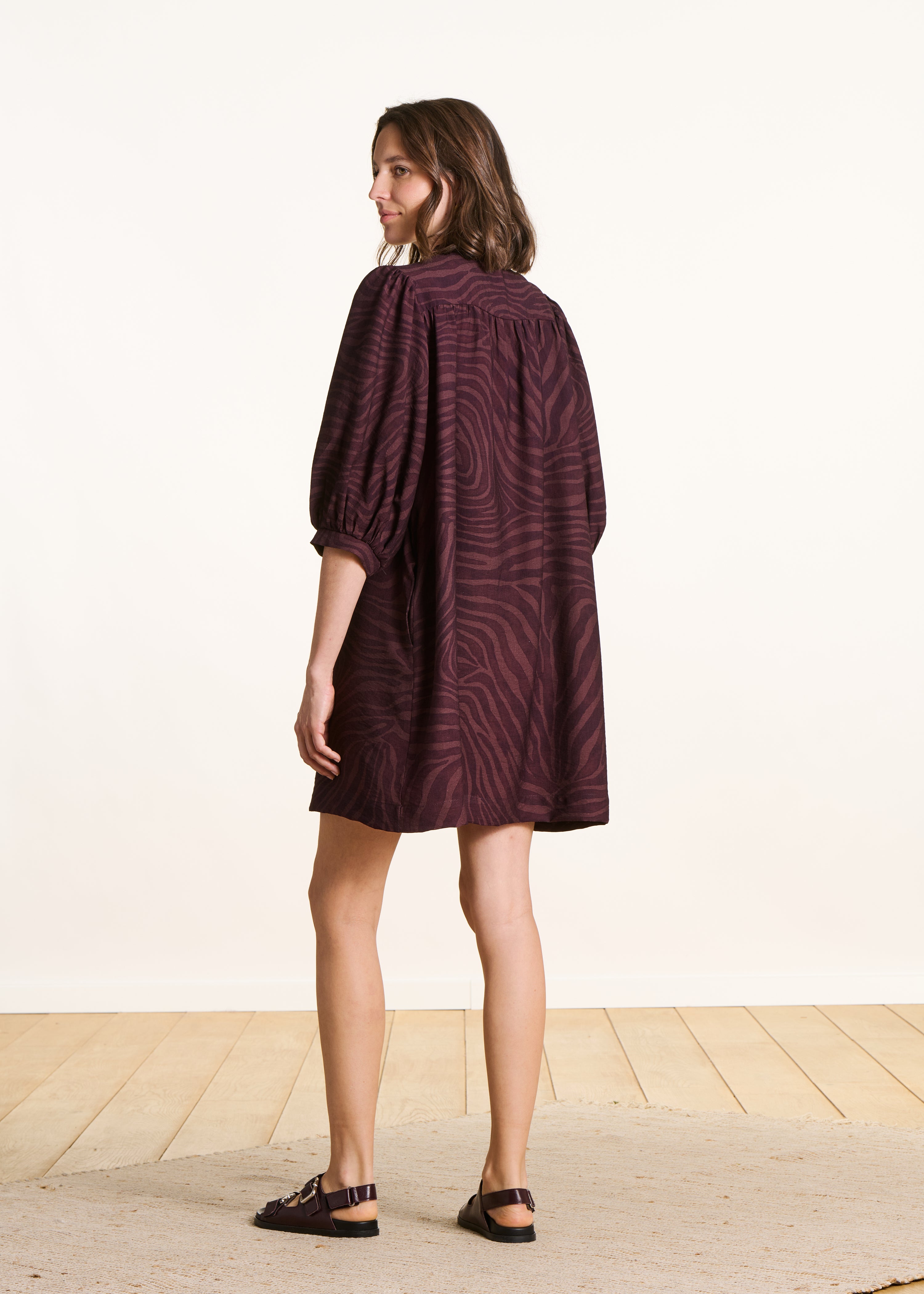 Robe courte marron à imprimé animalier