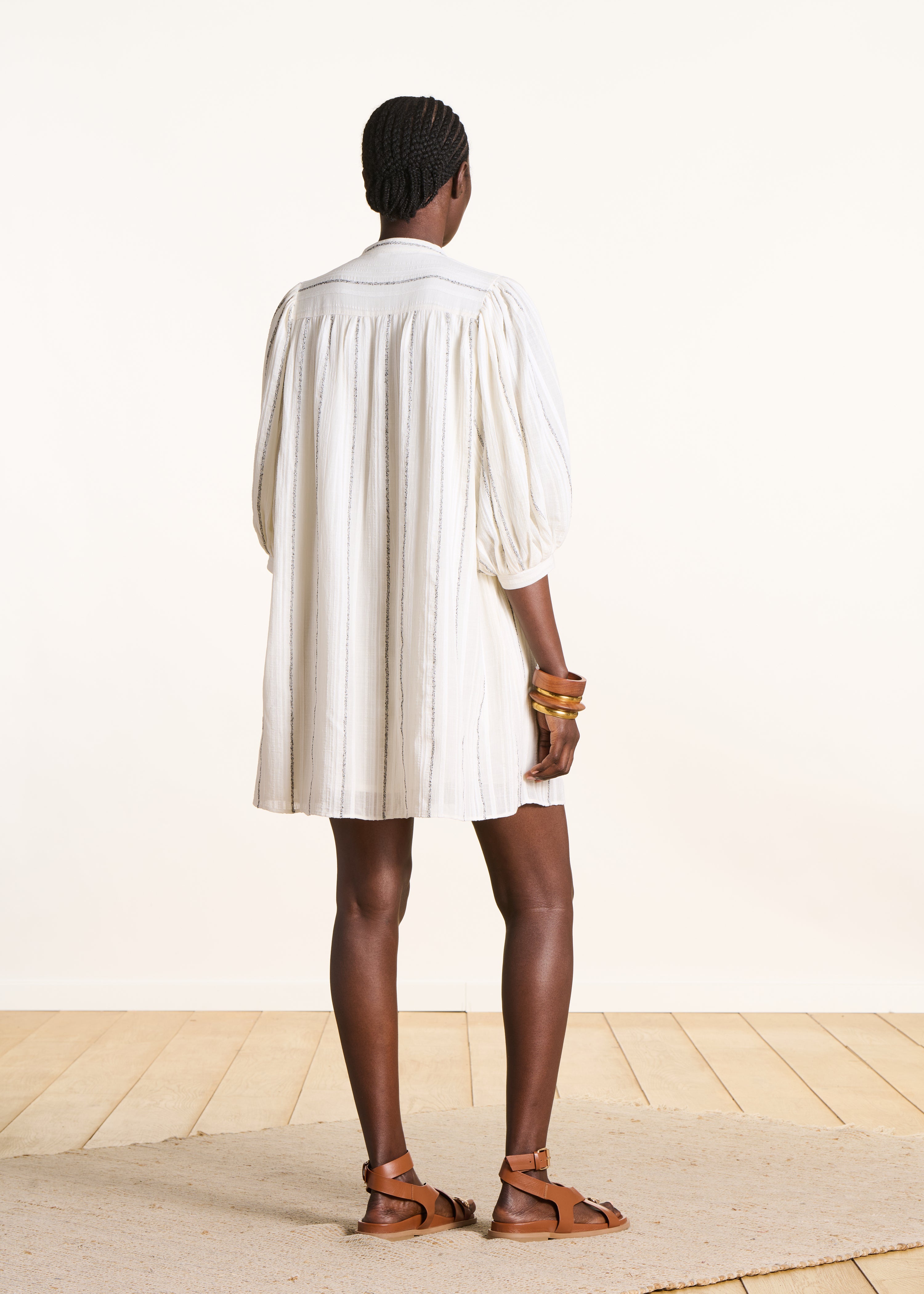 Kurzes Kleid in Ecru mit Streifen