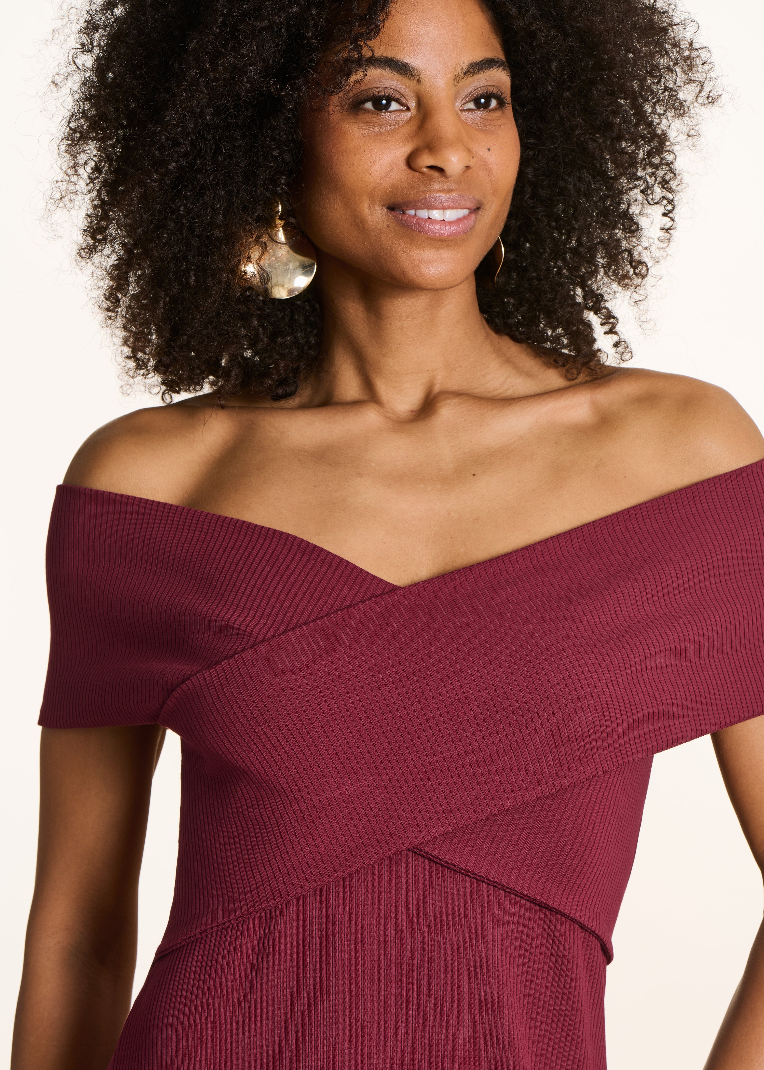 Robe midi bordeaux cintrée col bardot croisé
