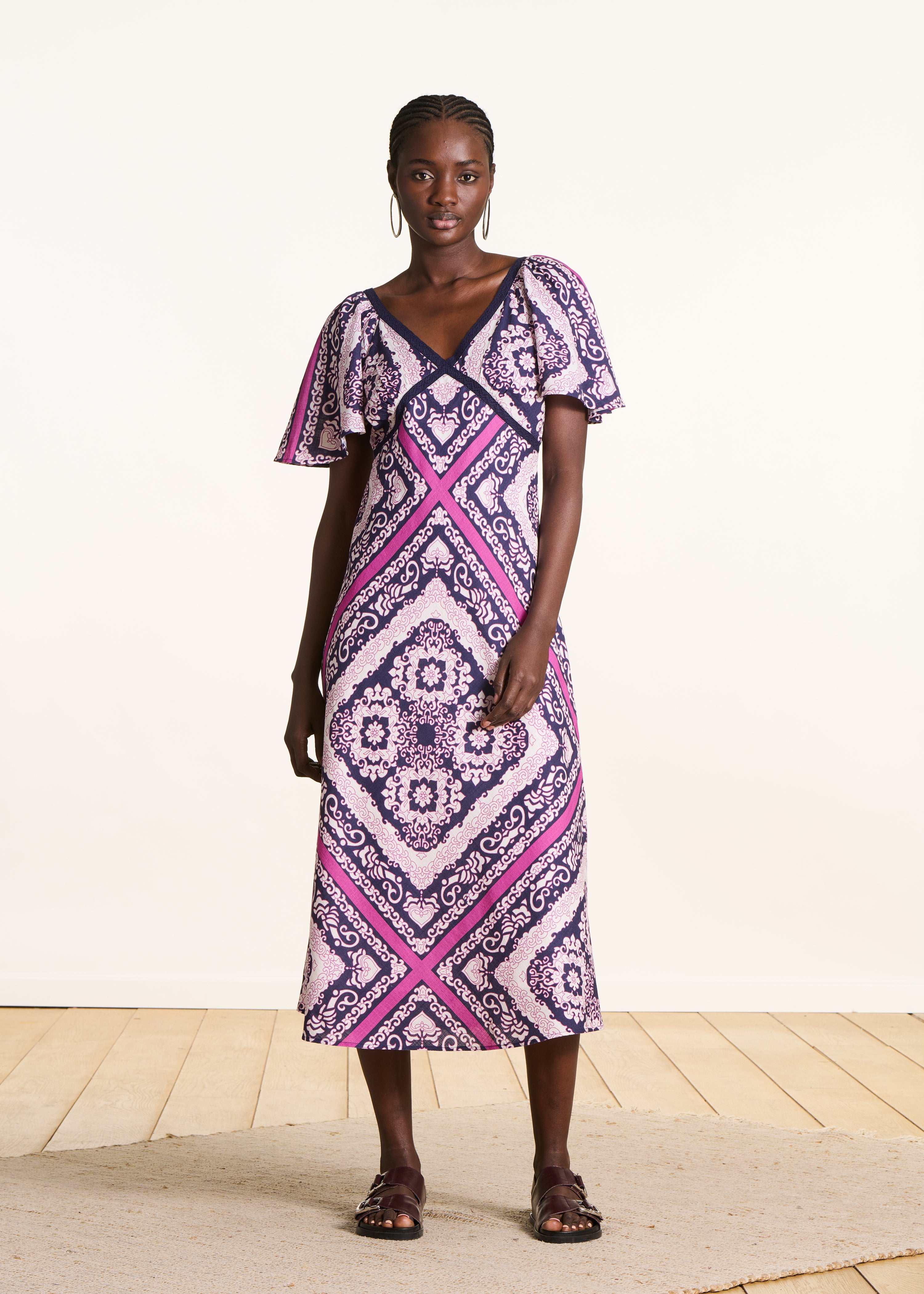 Vestido longo violeta e rosa com estampado de lenço
