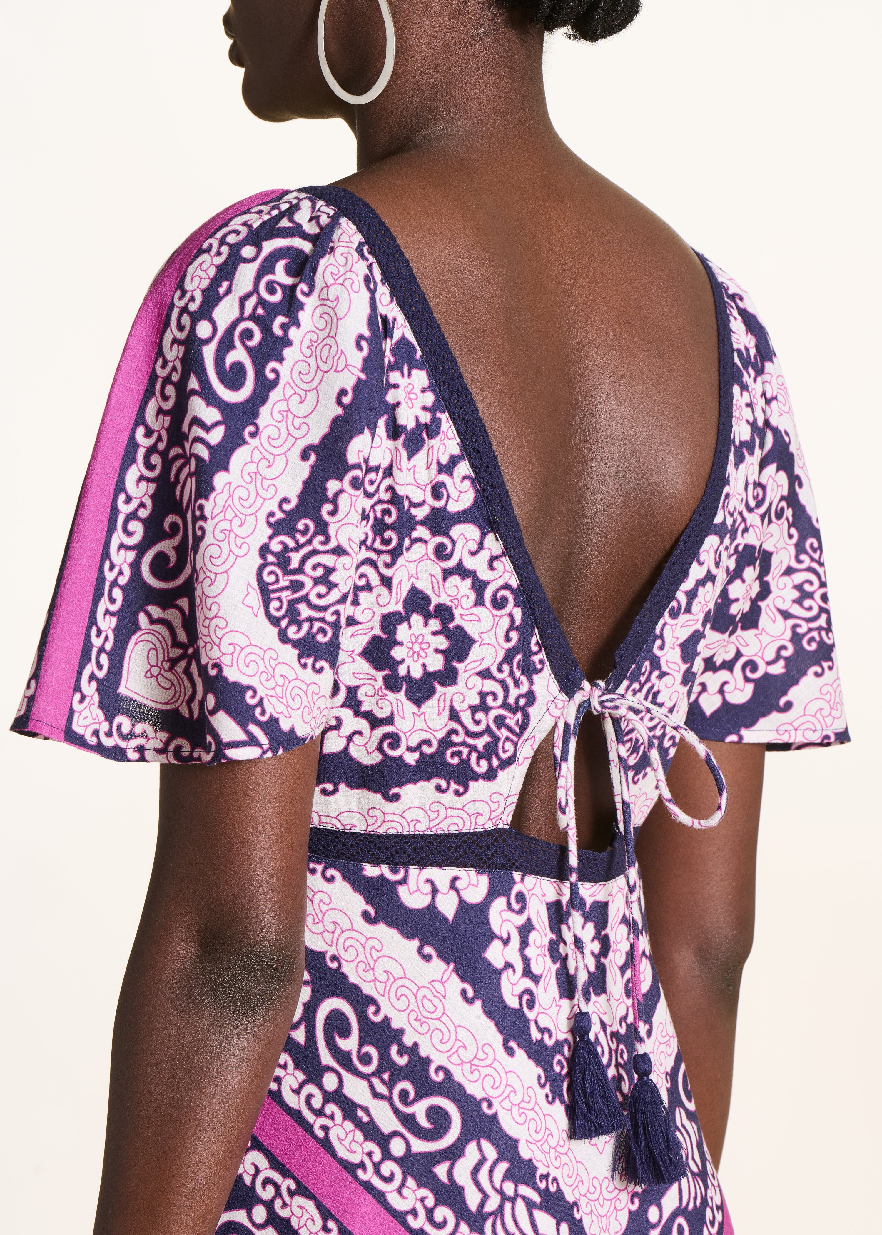 Vestido longo violeta e rosa com estampado de lenço