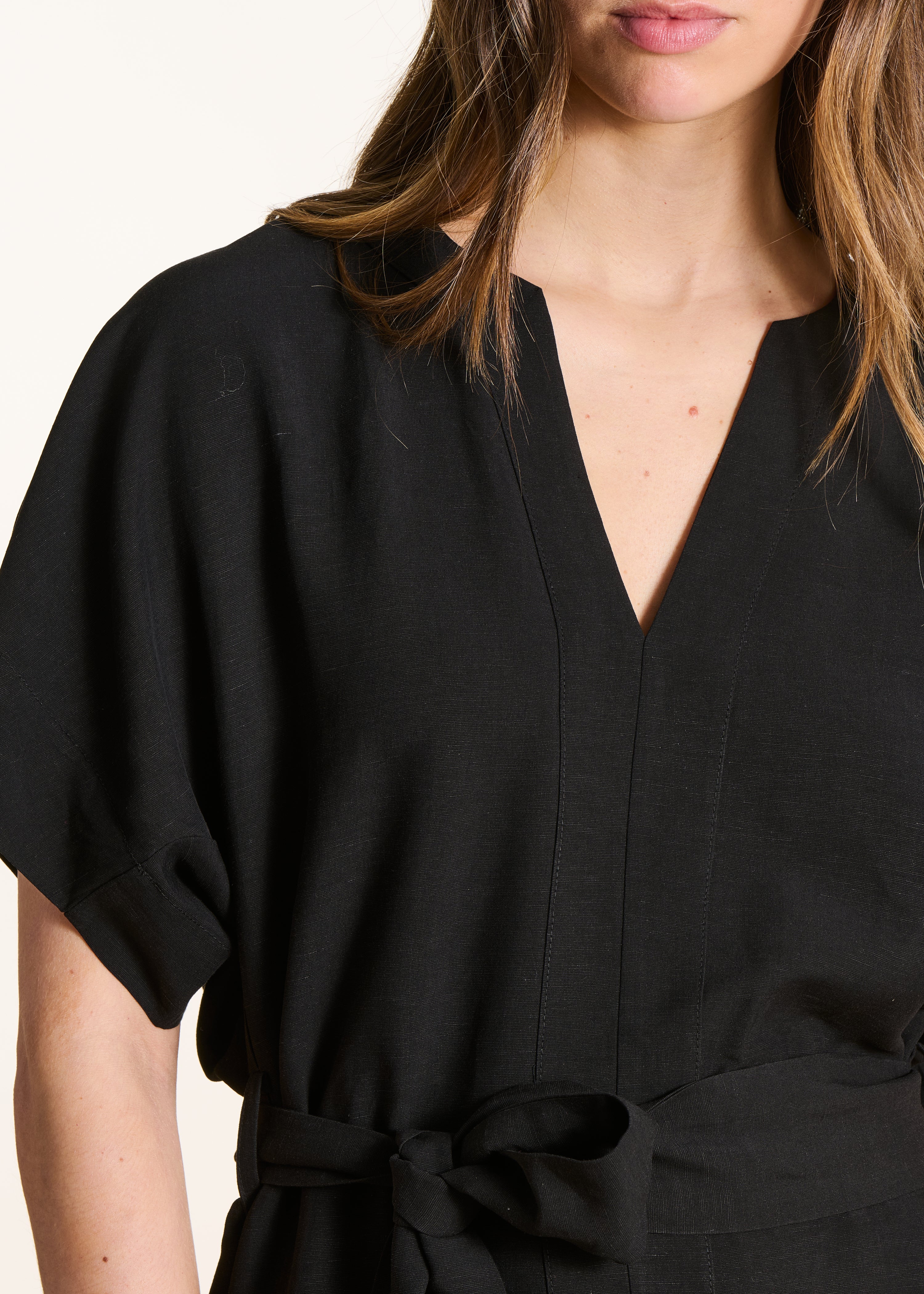 Robe courte ample noire à manches courtes