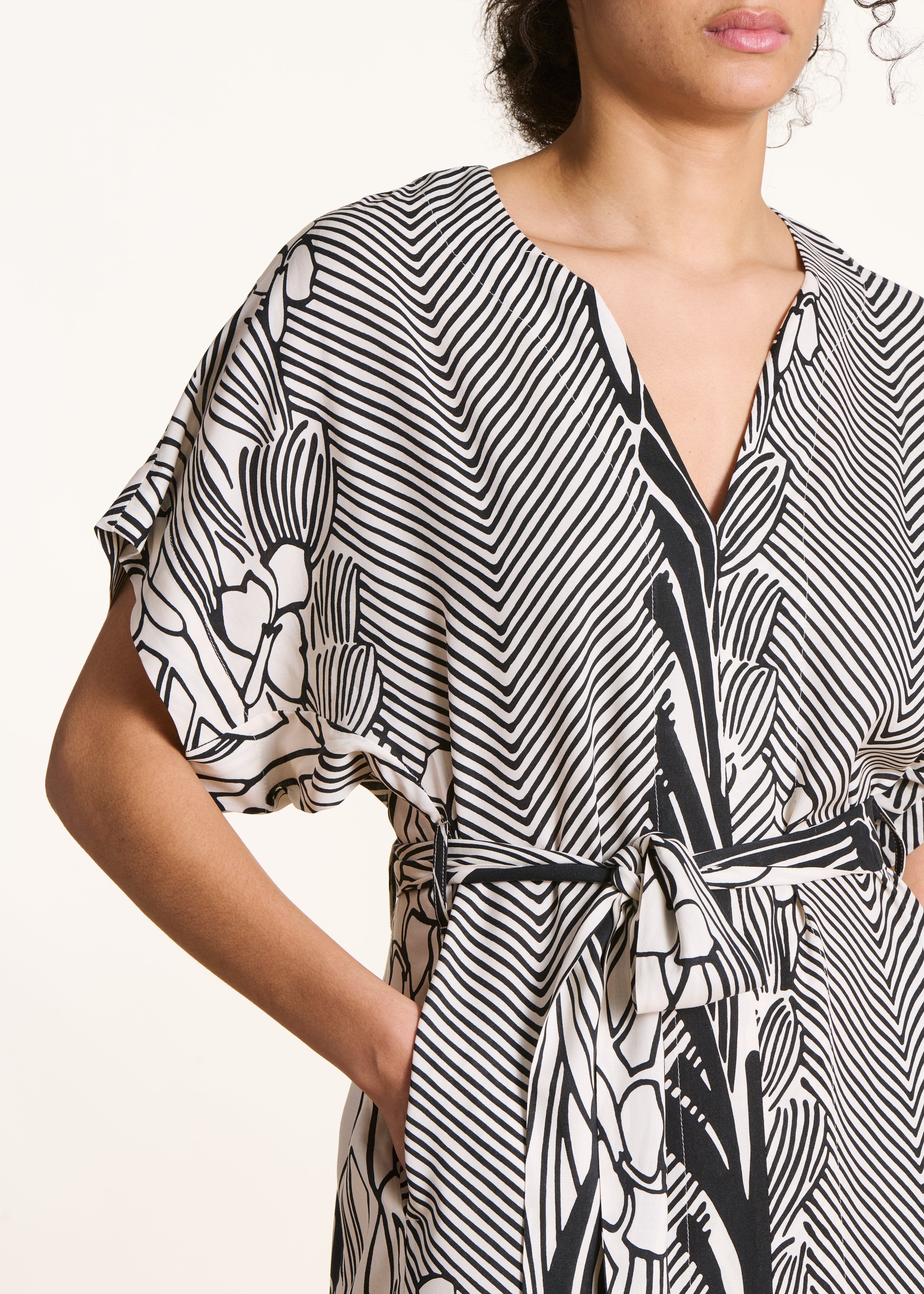 Loose short dress with black and white print