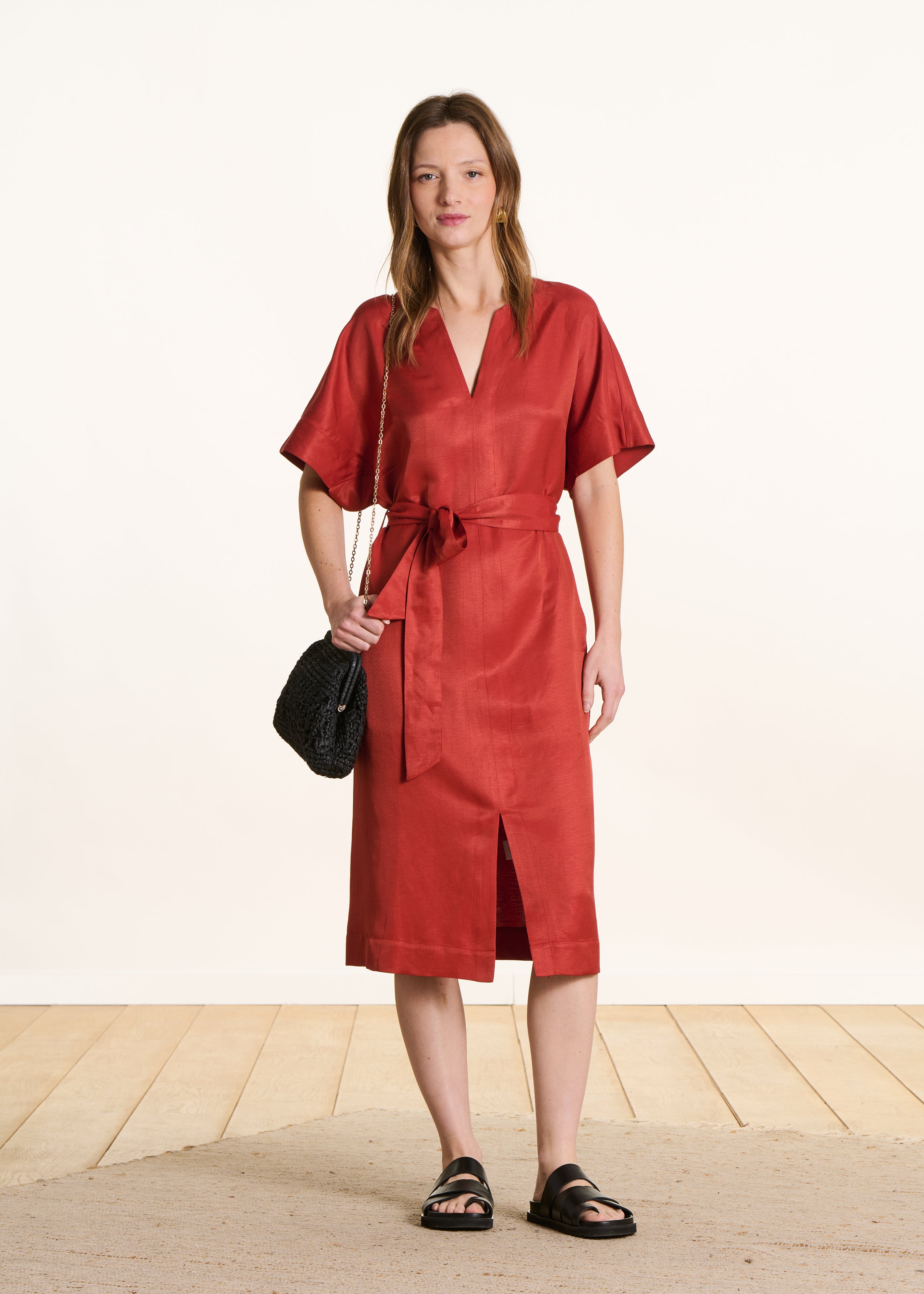 Vestido midi fluído em linho misto cor tijolo