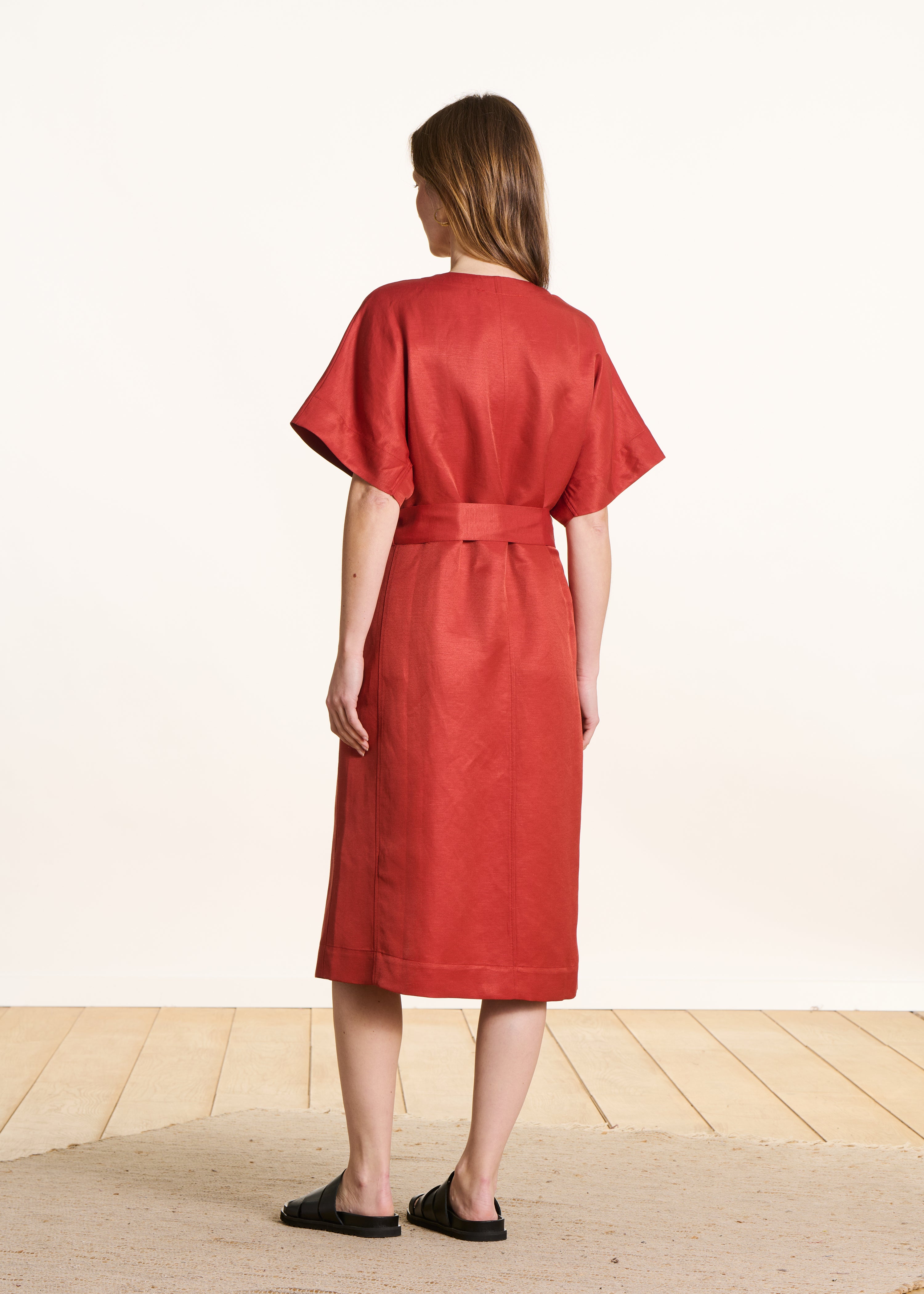 Vestido midi fluído em linho misto cor tijolo