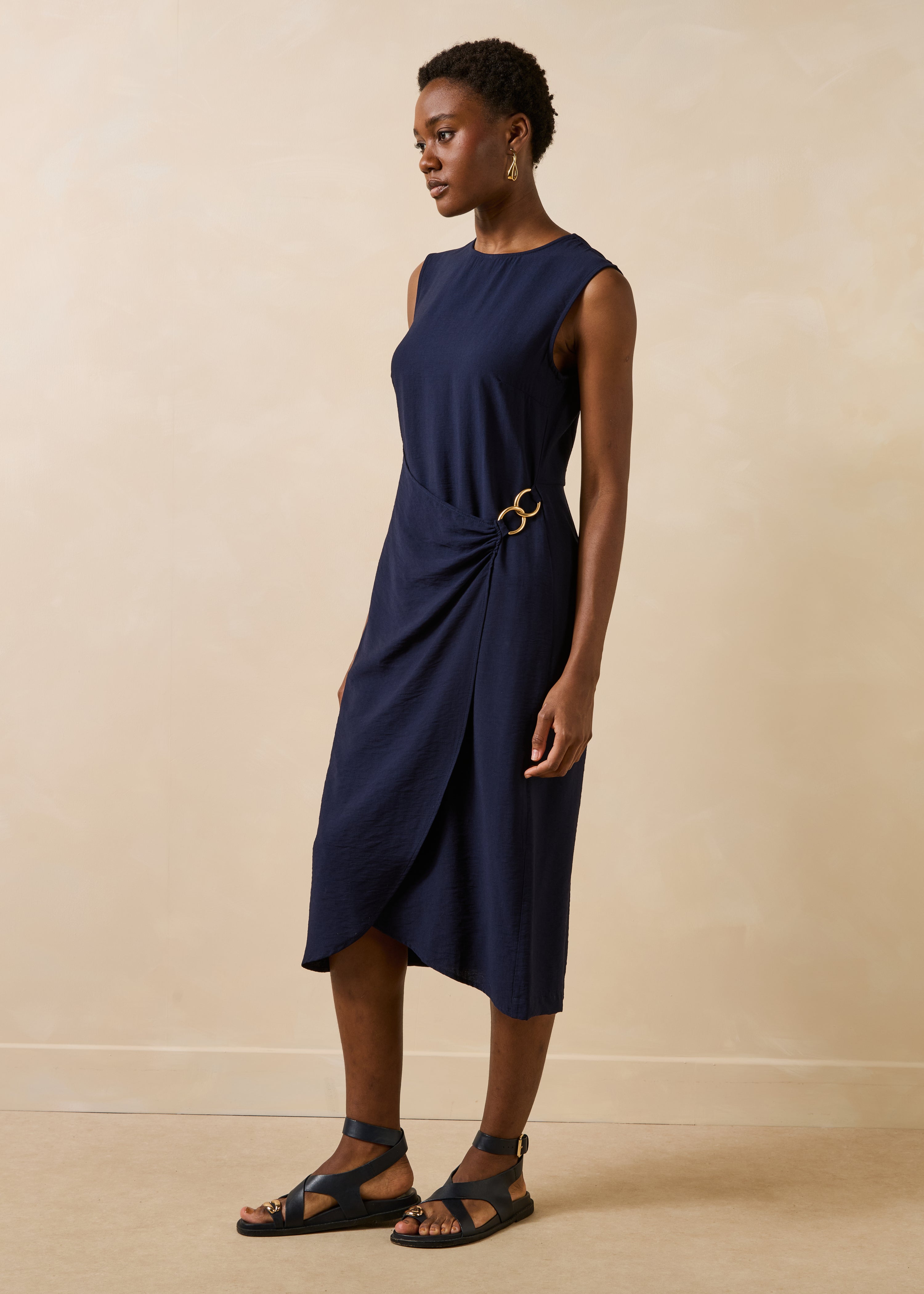 Ärmelloses, tailliertes Midikleid in Marineblau