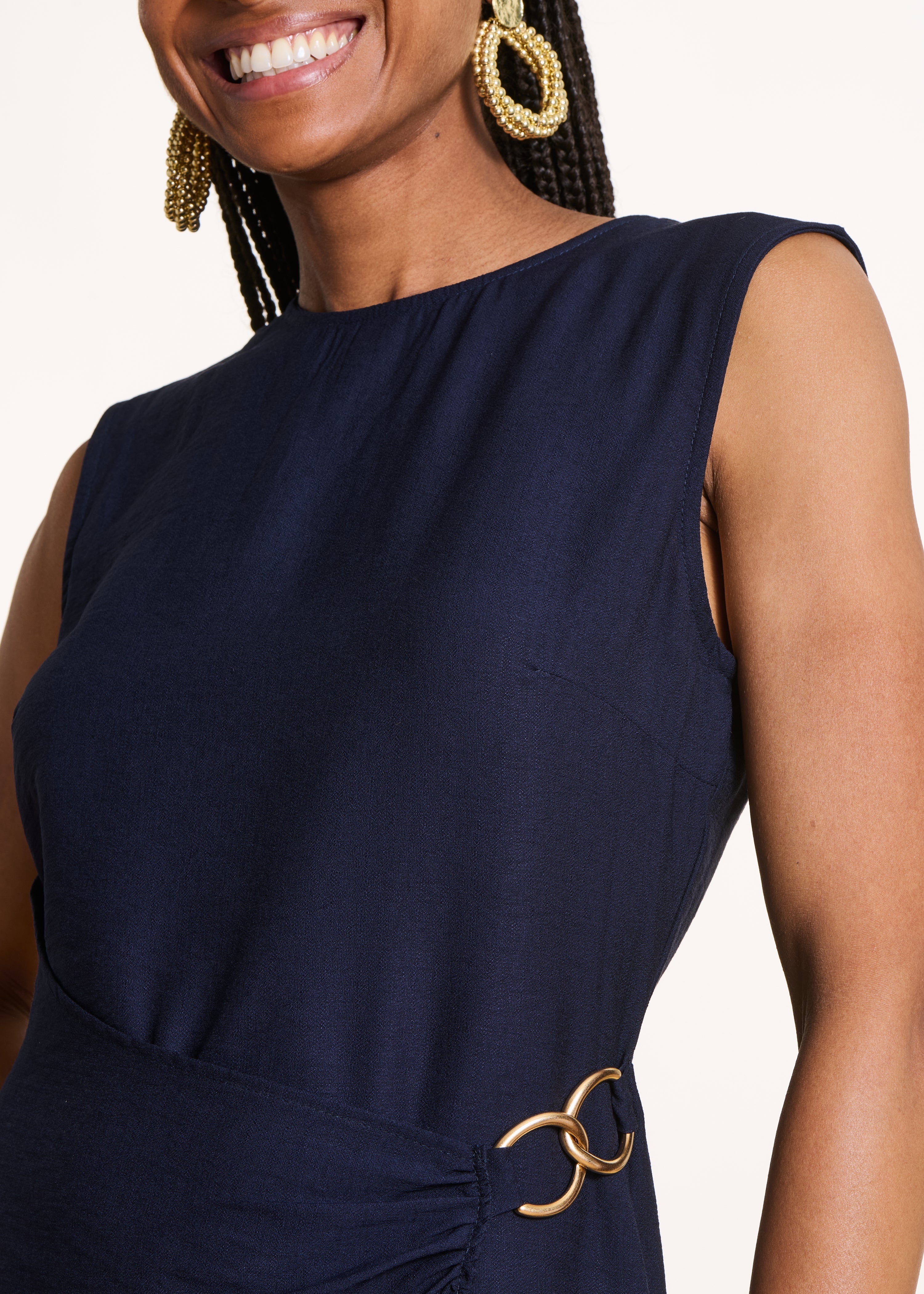 Ärmelloses, tailliertes Midikleid in Marineblau