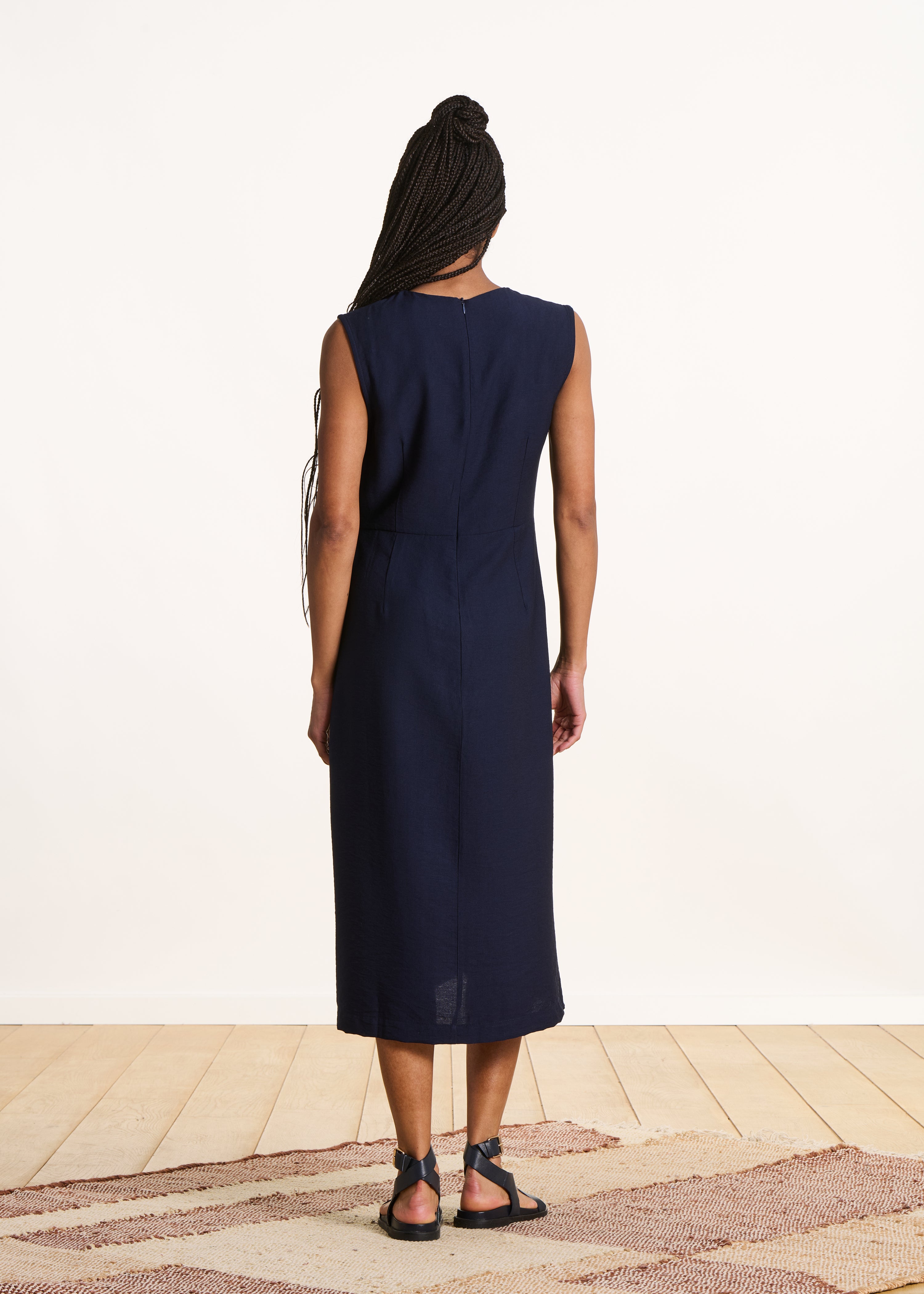 Ärmelloses, tailliertes Midikleid in Marineblau