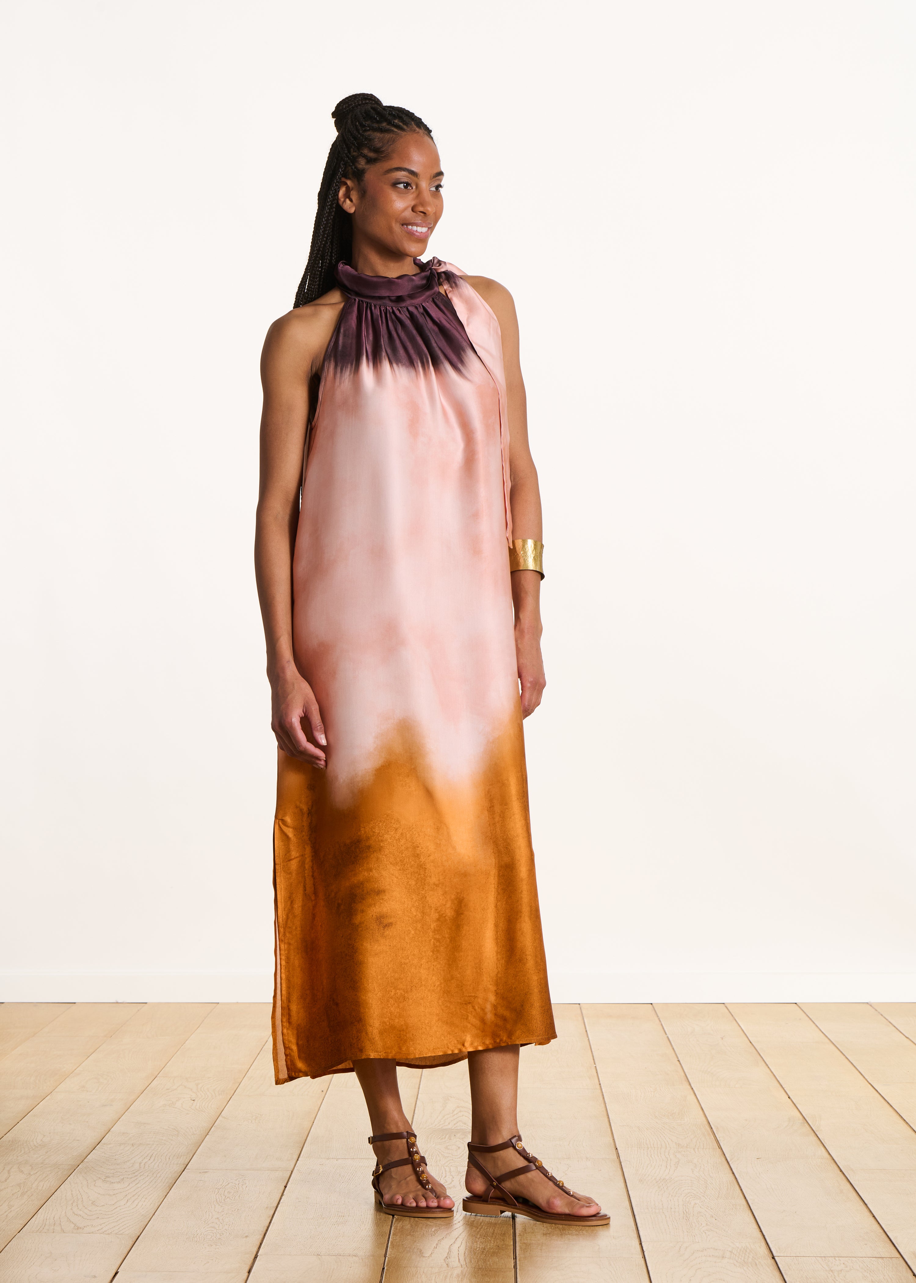 Flowy long dress in pink satin with tie-dye print