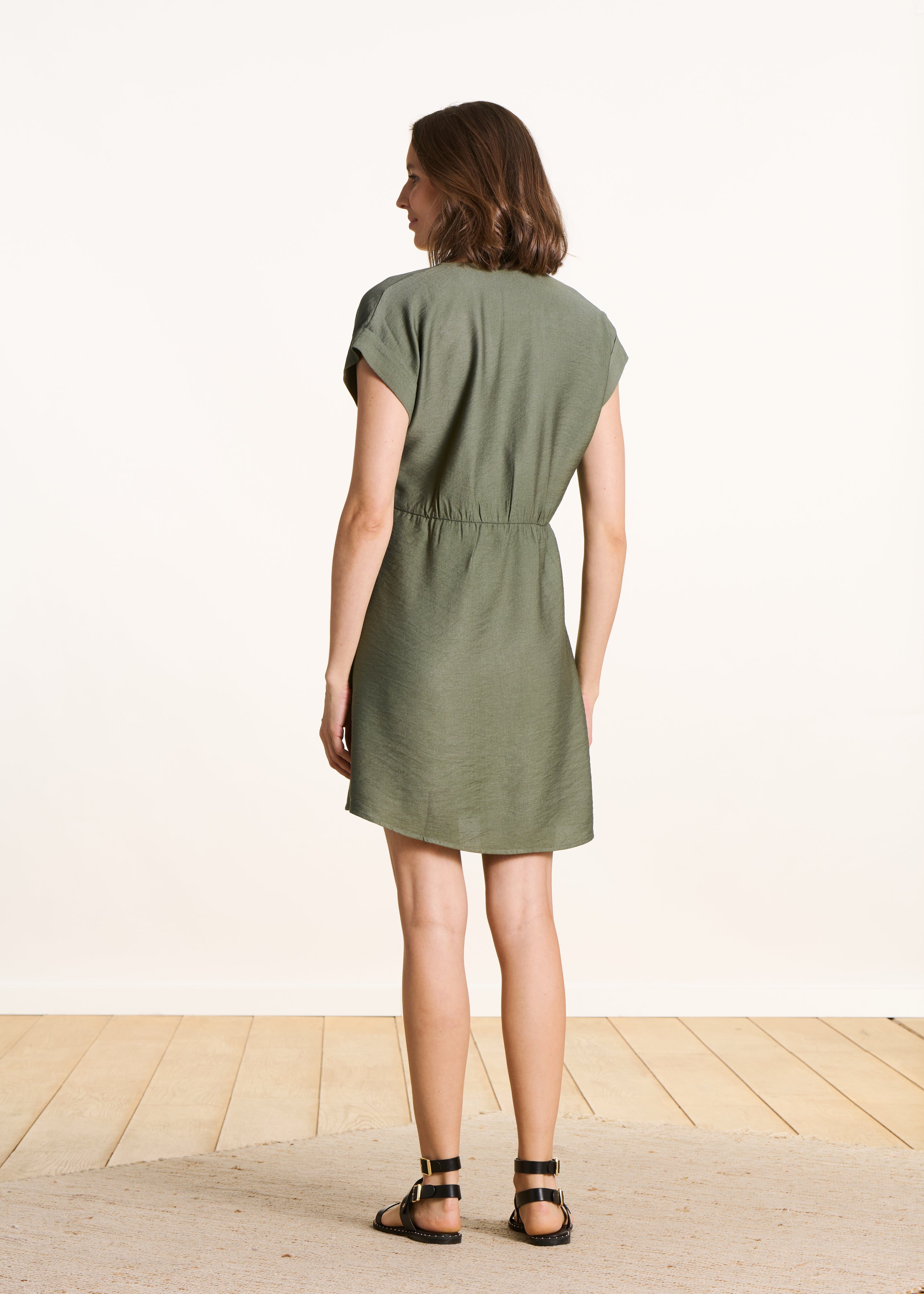 Robe courte kaki col V avec boucle