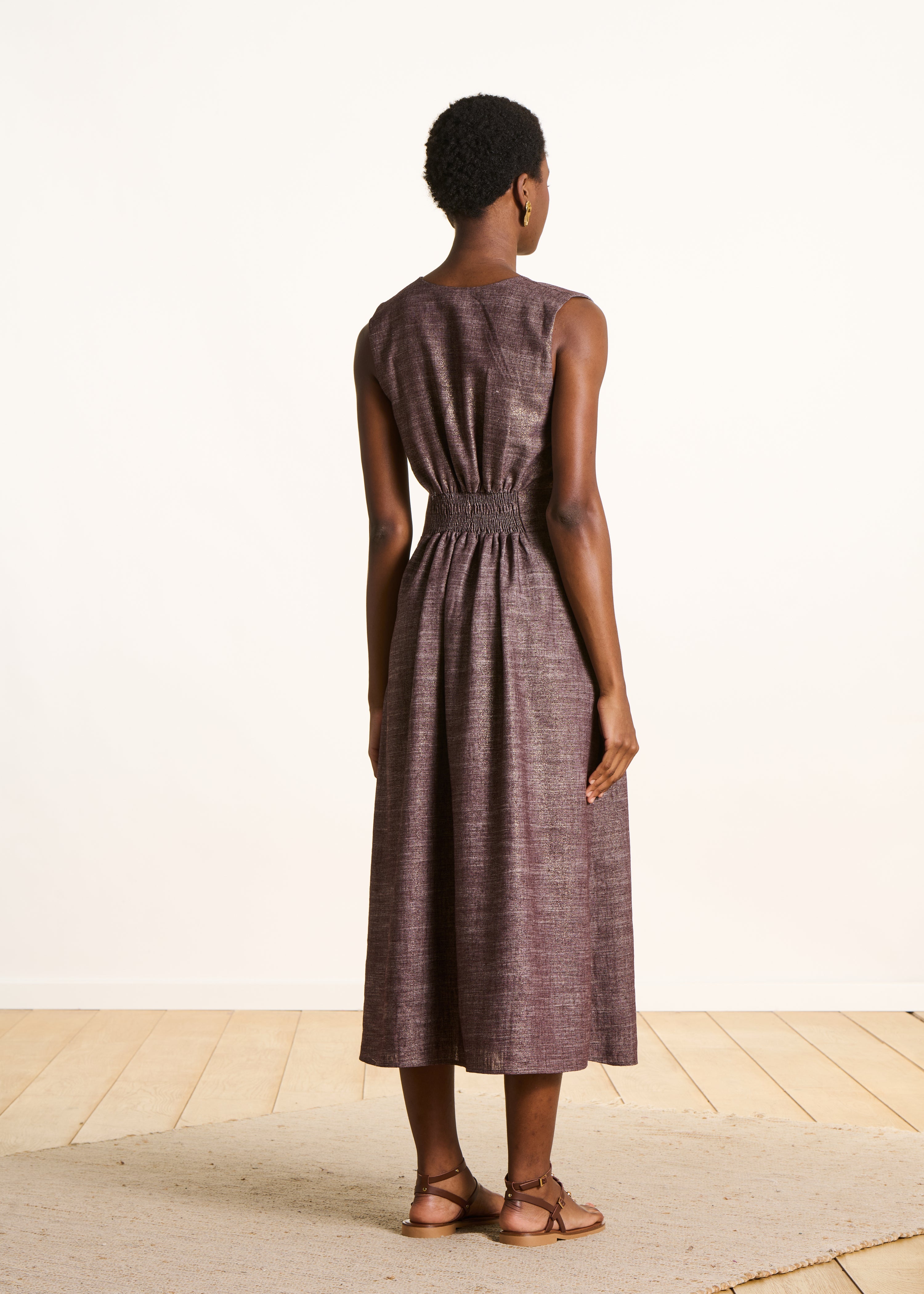 Vestido longo castanho iridescente sem mangas