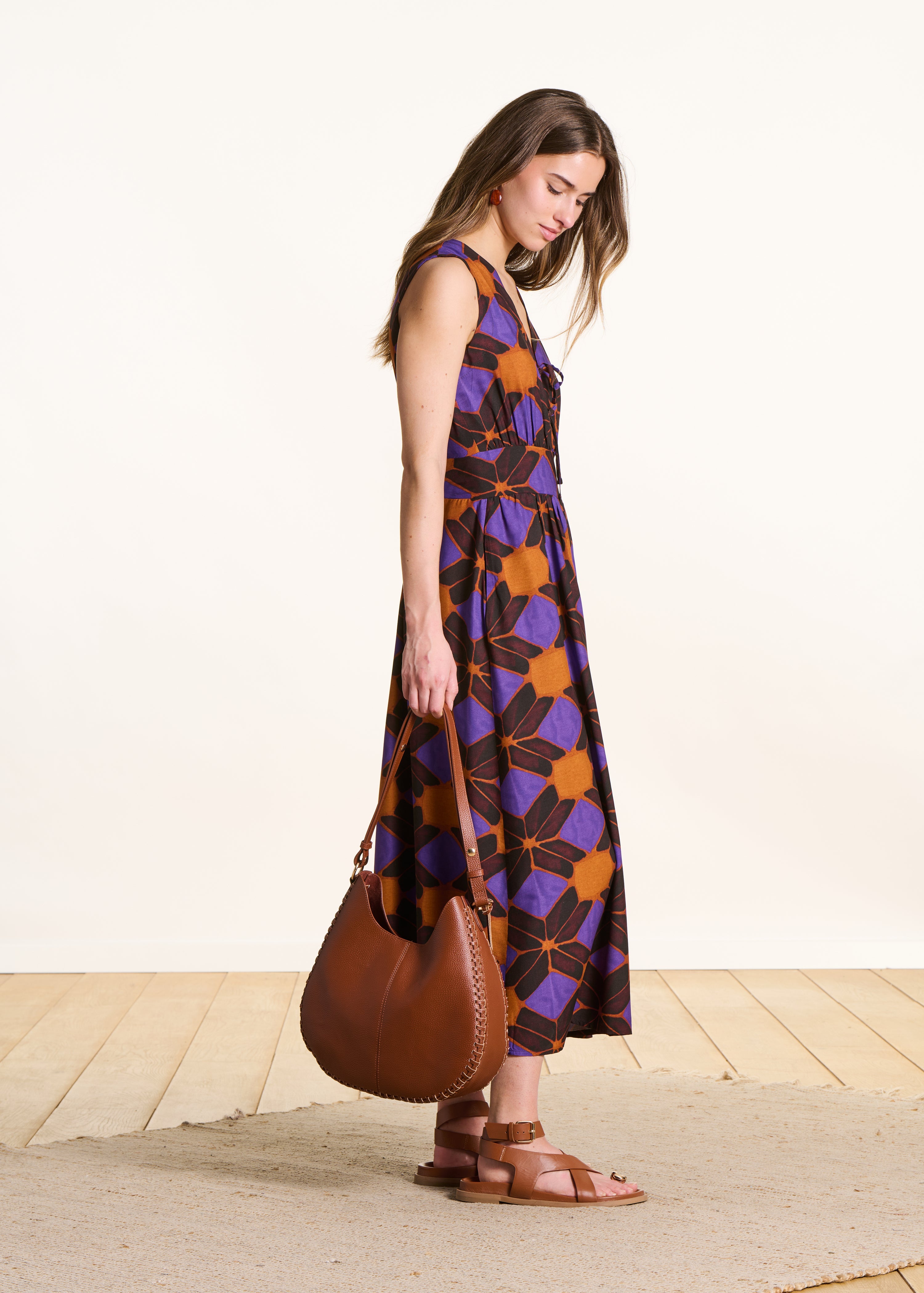 Mouwloze lange jurk met oranje en paarse print