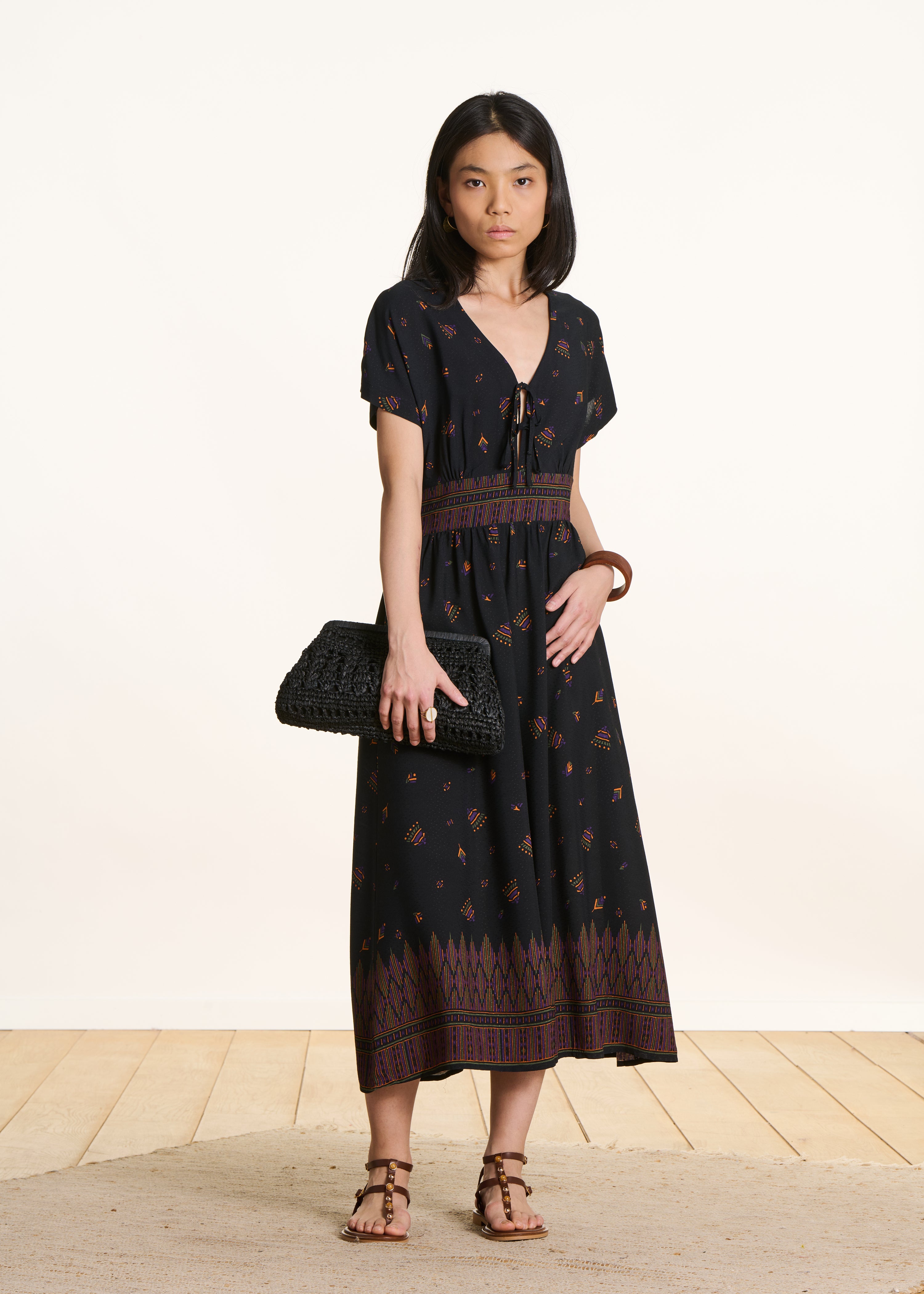 Robe longue noire à imprimé col V