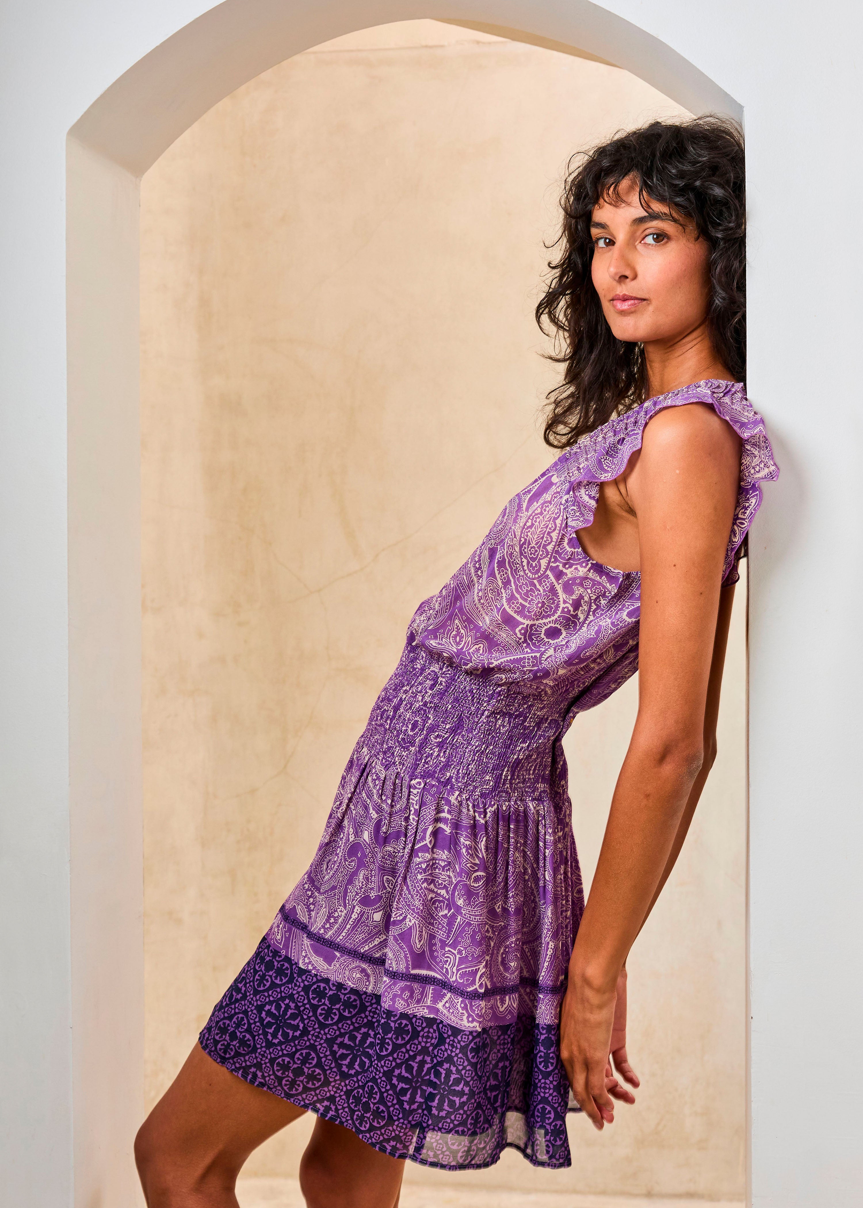 Fließendes kurzes violettes Kleid mit Print