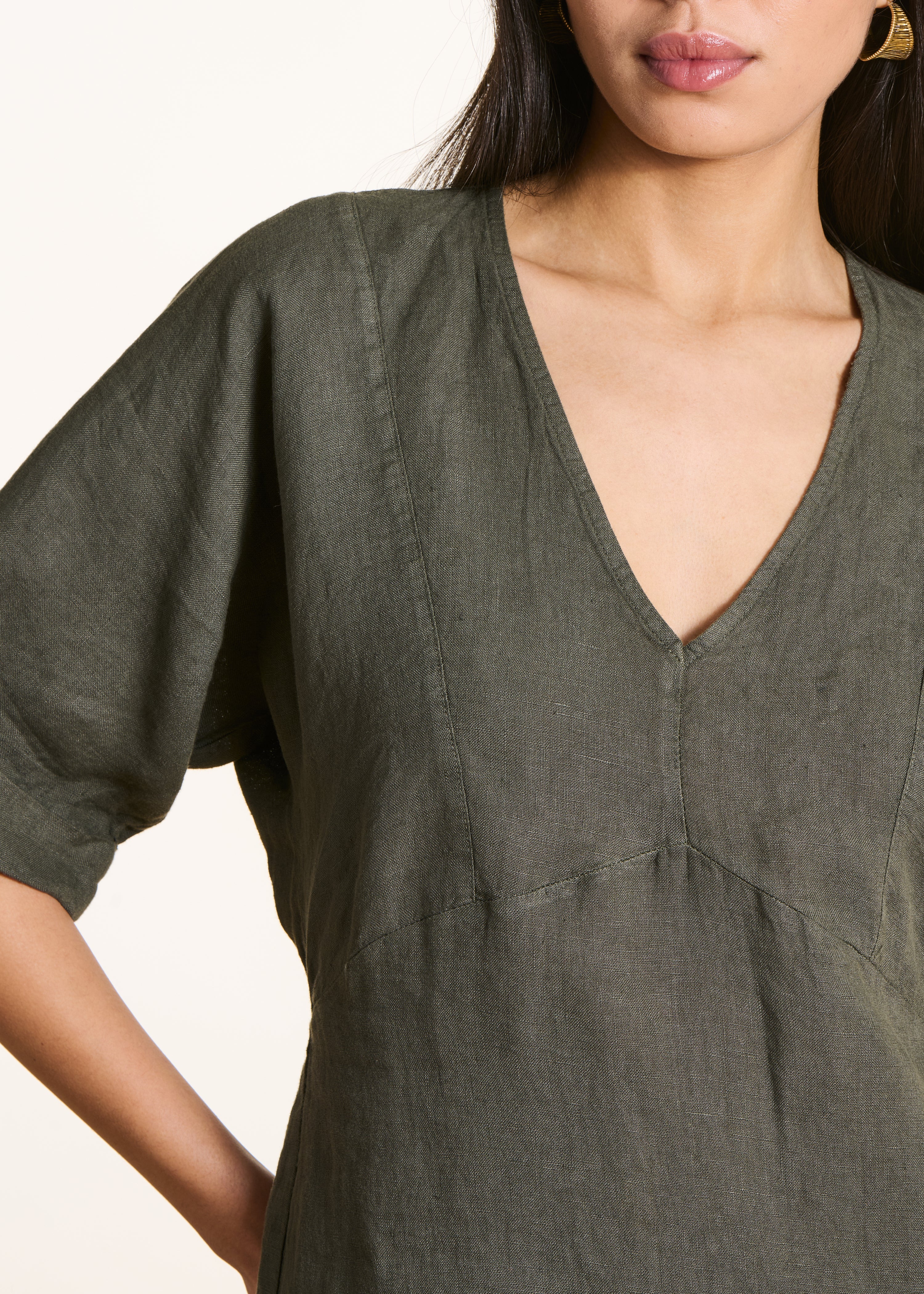 Weites kurzes Kleid in Khaki aus Leinen mit V-Ausschnitt