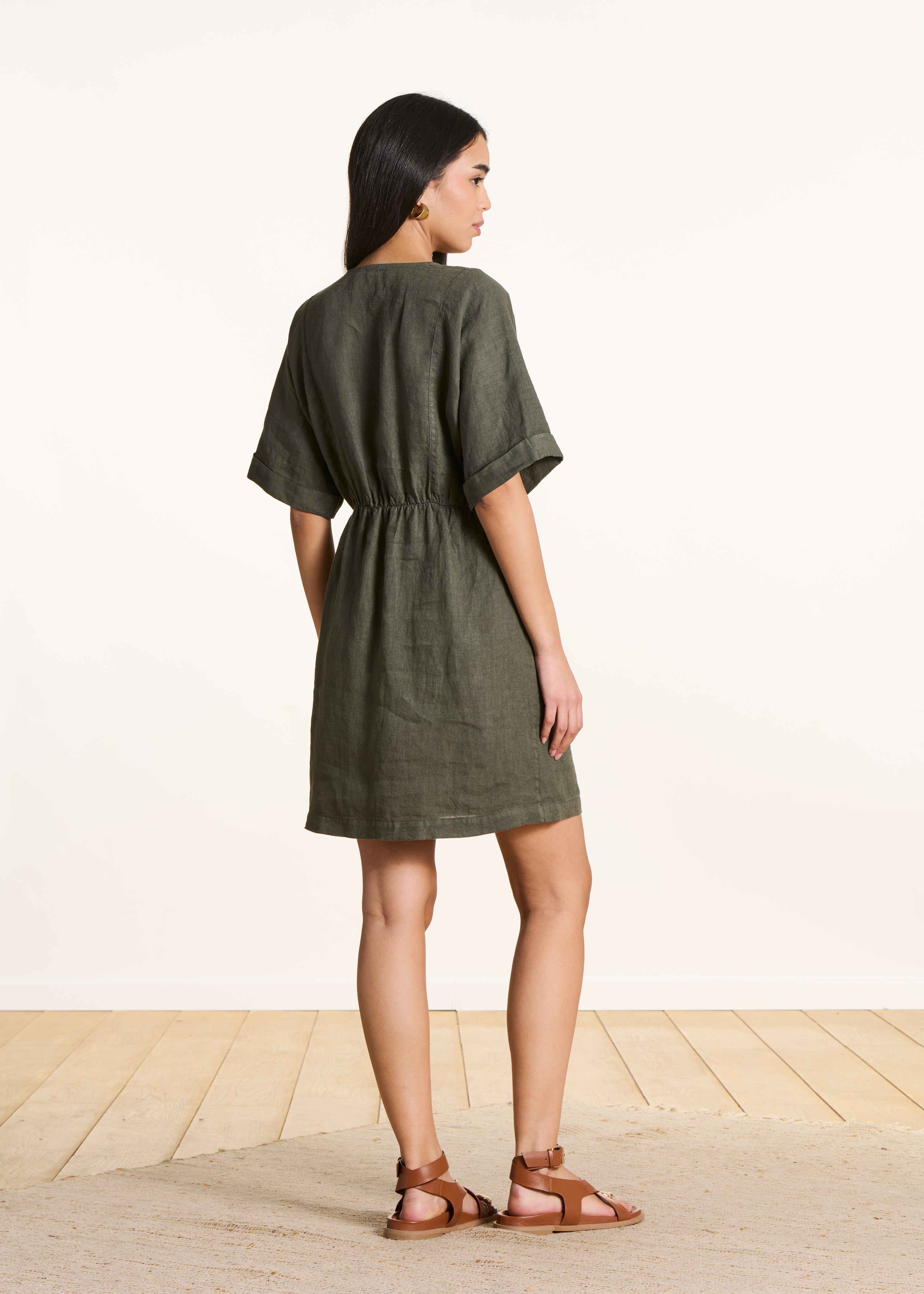 Weites kurzes Kleid in Khaki aus Leinen mit V-Ausschnitt