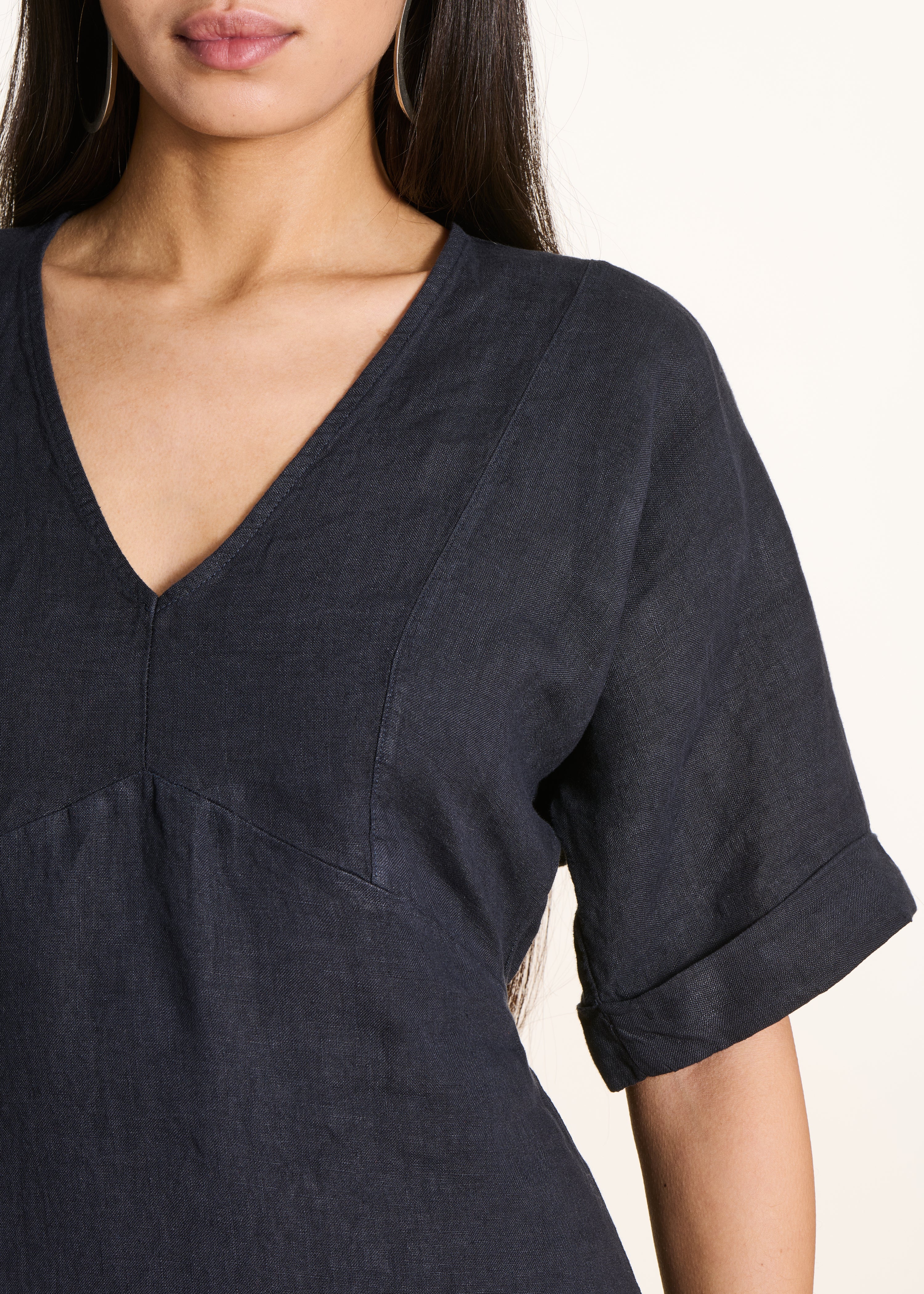 Robe courte ample bleu foncé en lin col V