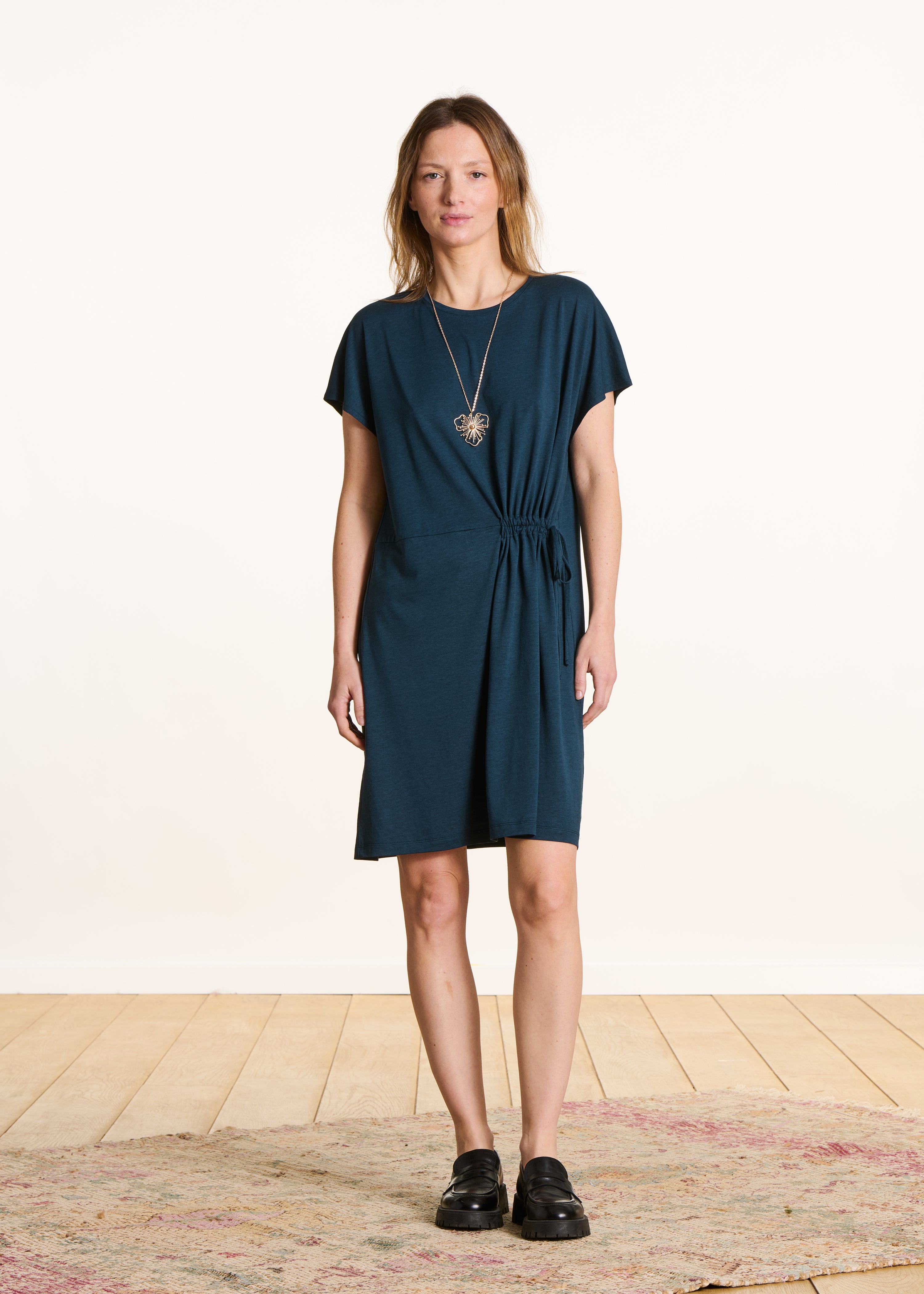 Vestido curto fluido verde petróleo com mangas curtas