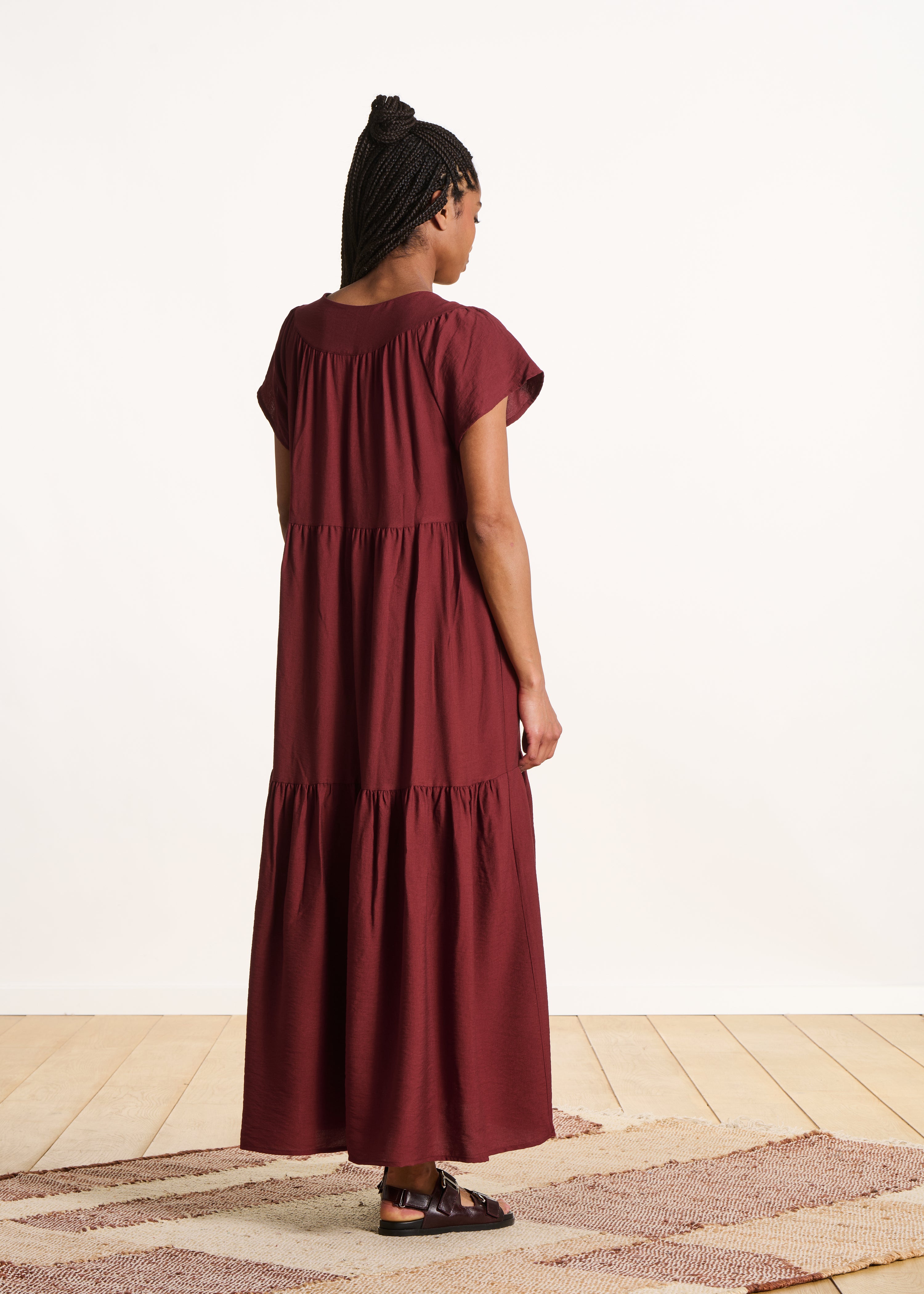 Langes Terrakotta-Kleid aus Jacquard mit kurzen Ärmeln