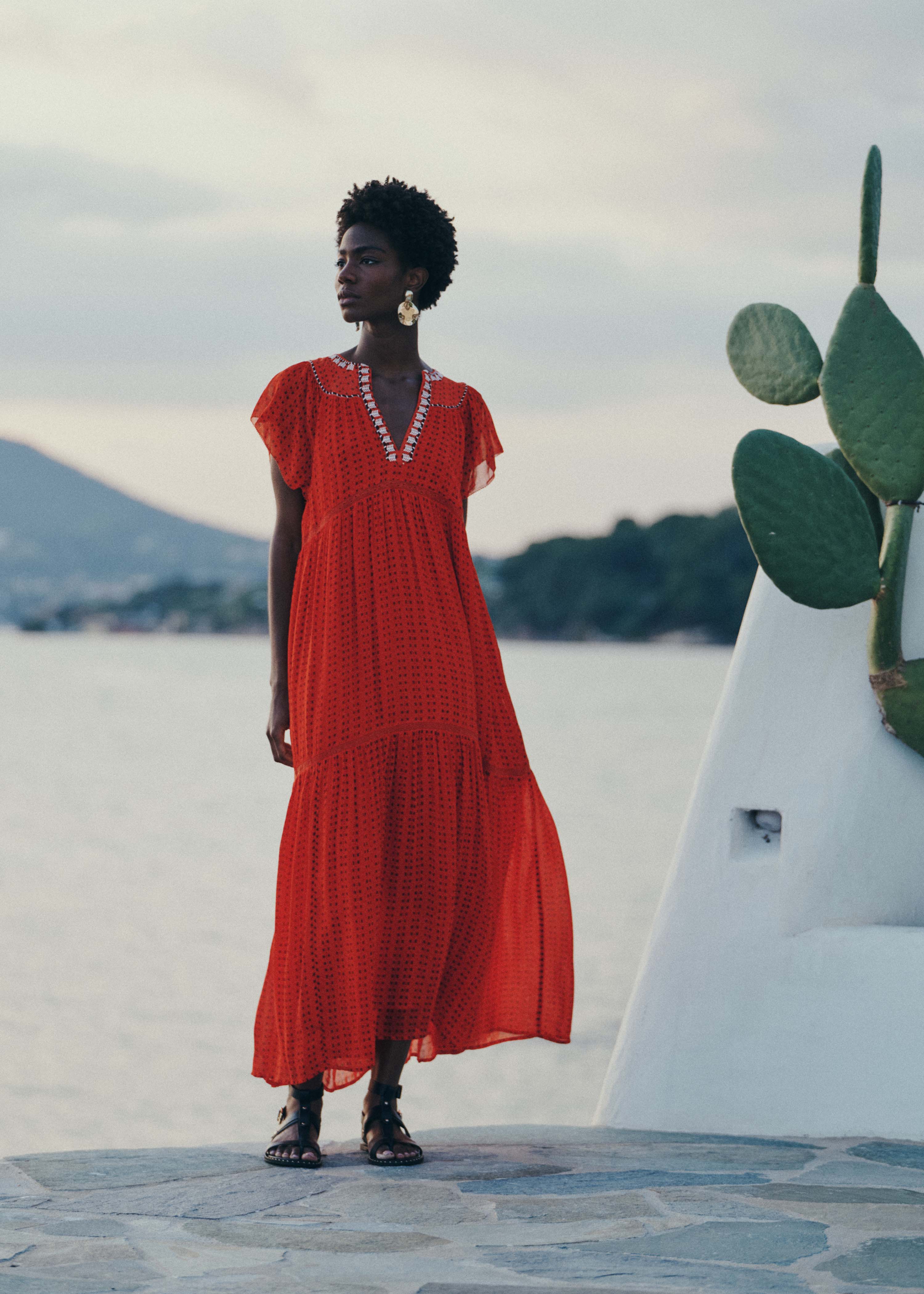 Vestido largo naranja estampado con volantes