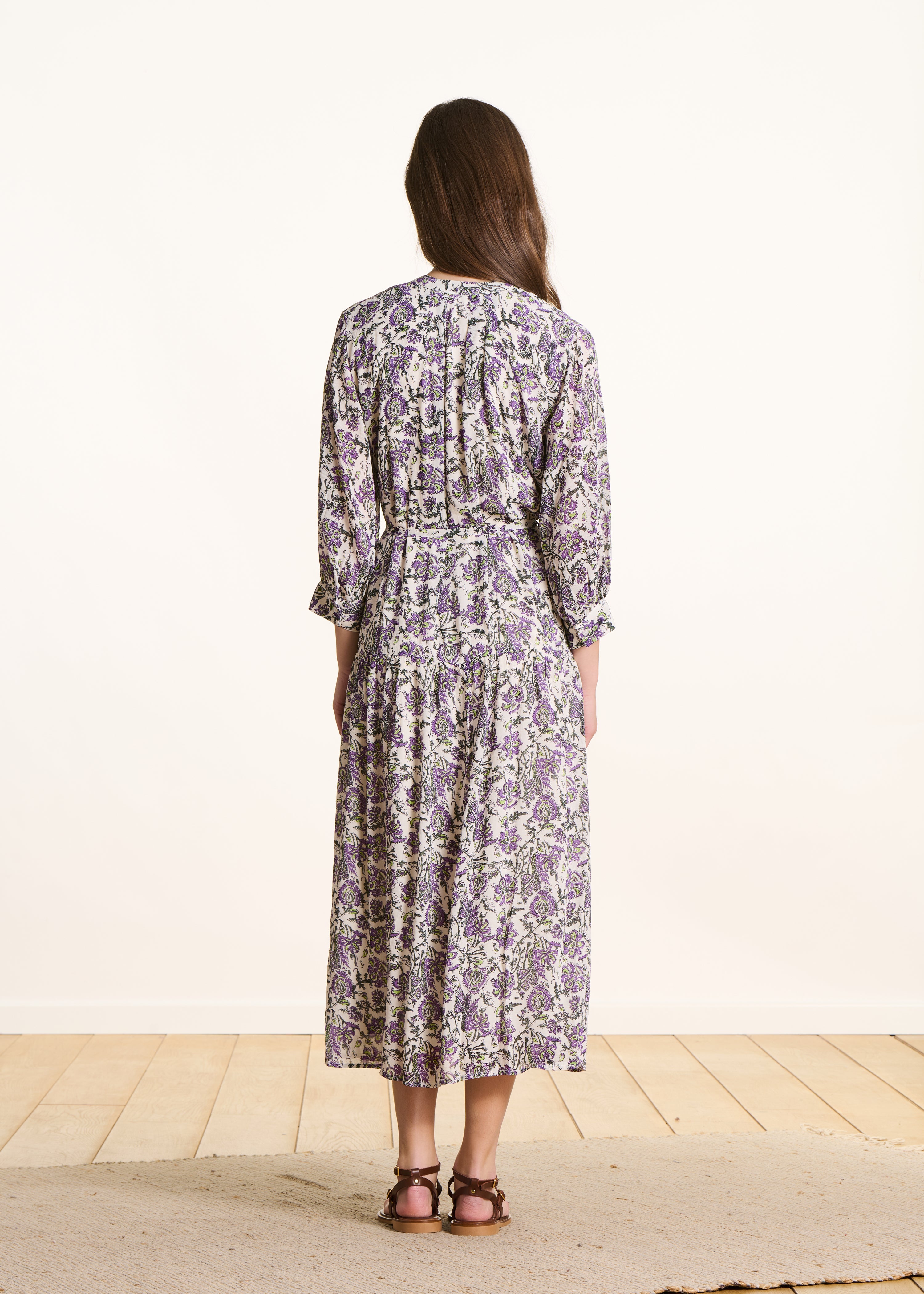 Abito lungo oversize viola con stampa floreale