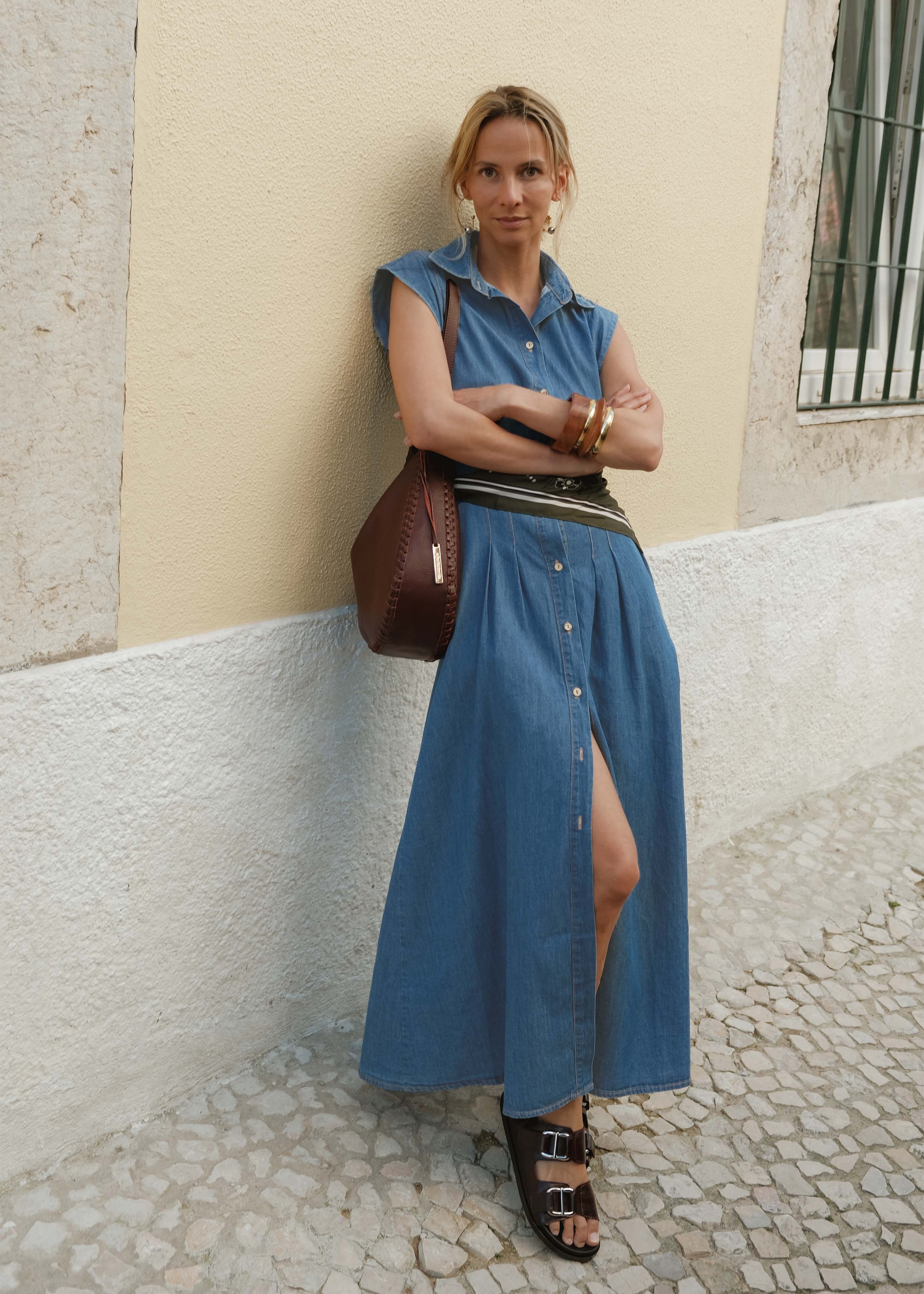 Robe chemise longue en jean souple cintrée