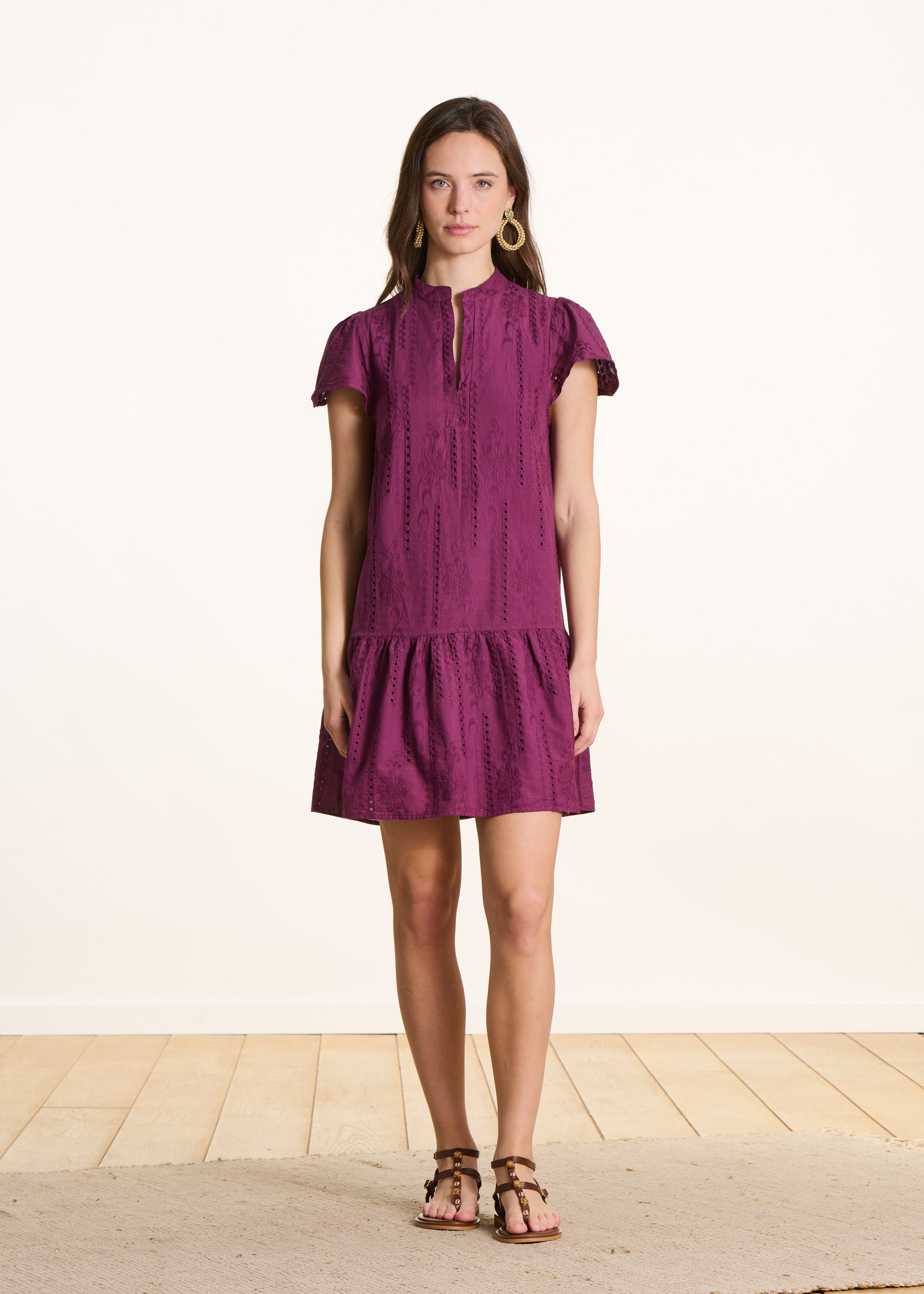 Short purple dress in English embroidery with ruffle