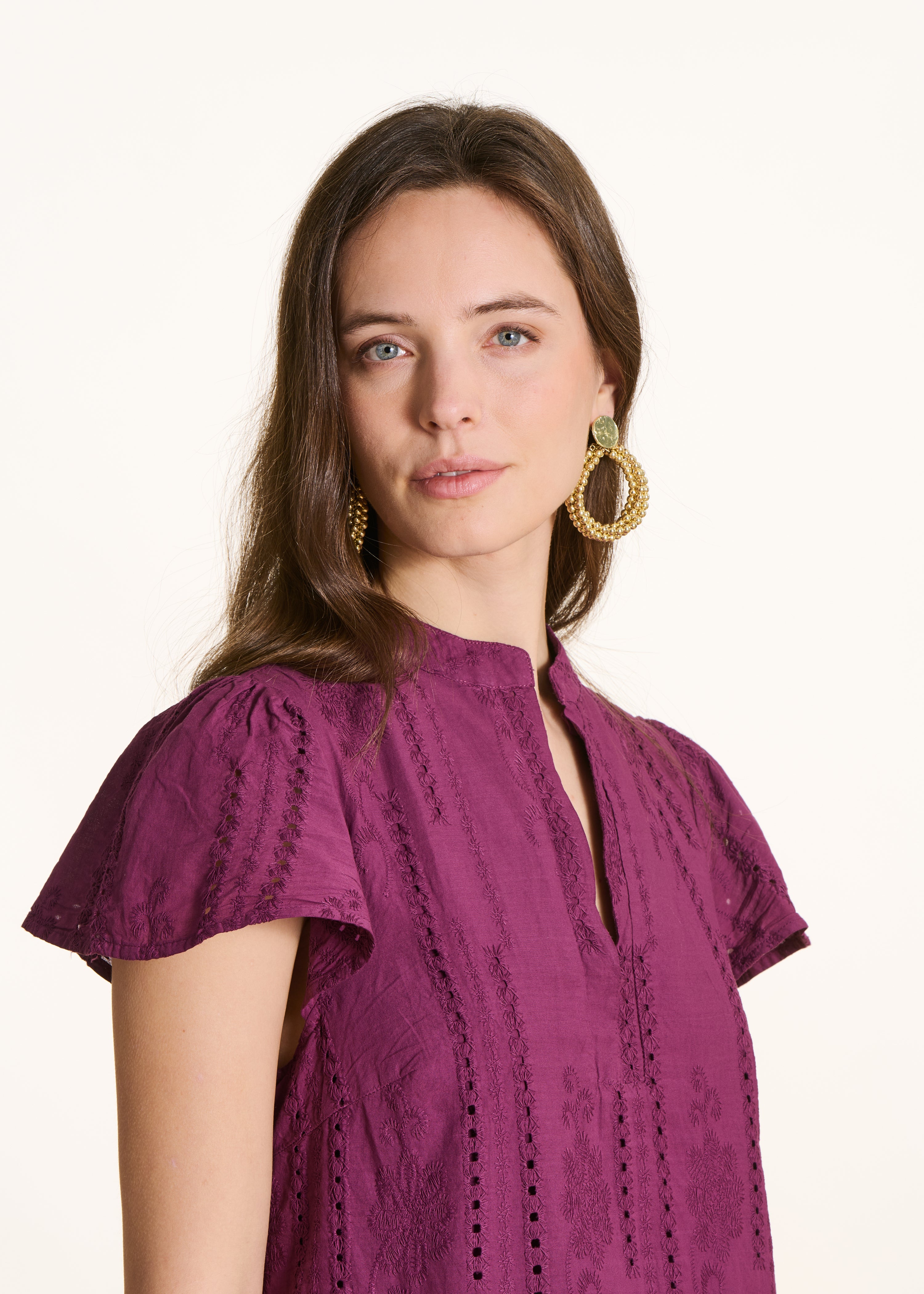 Short purple dress in English embroidery with ruffle