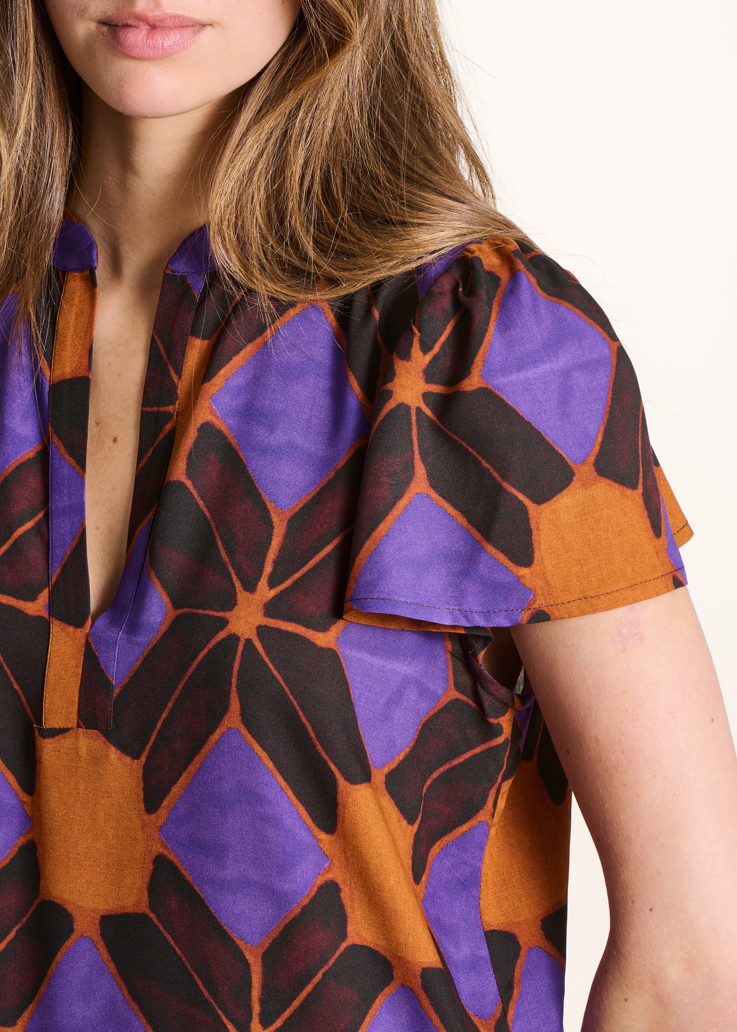 Short orange and purple dress with print and short sleeves