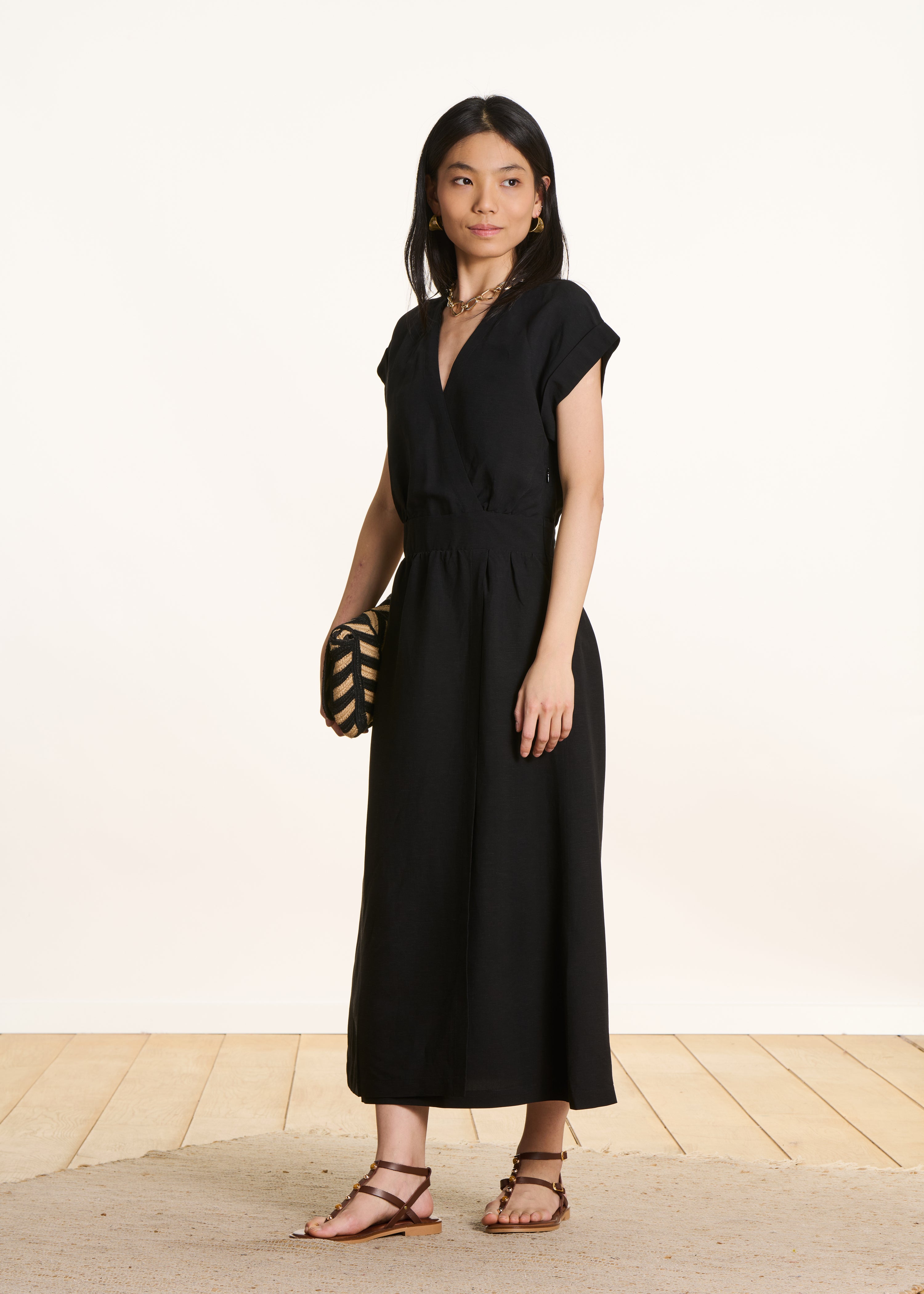 Robe longue cintrée noire cache-cœur en lin mélangé